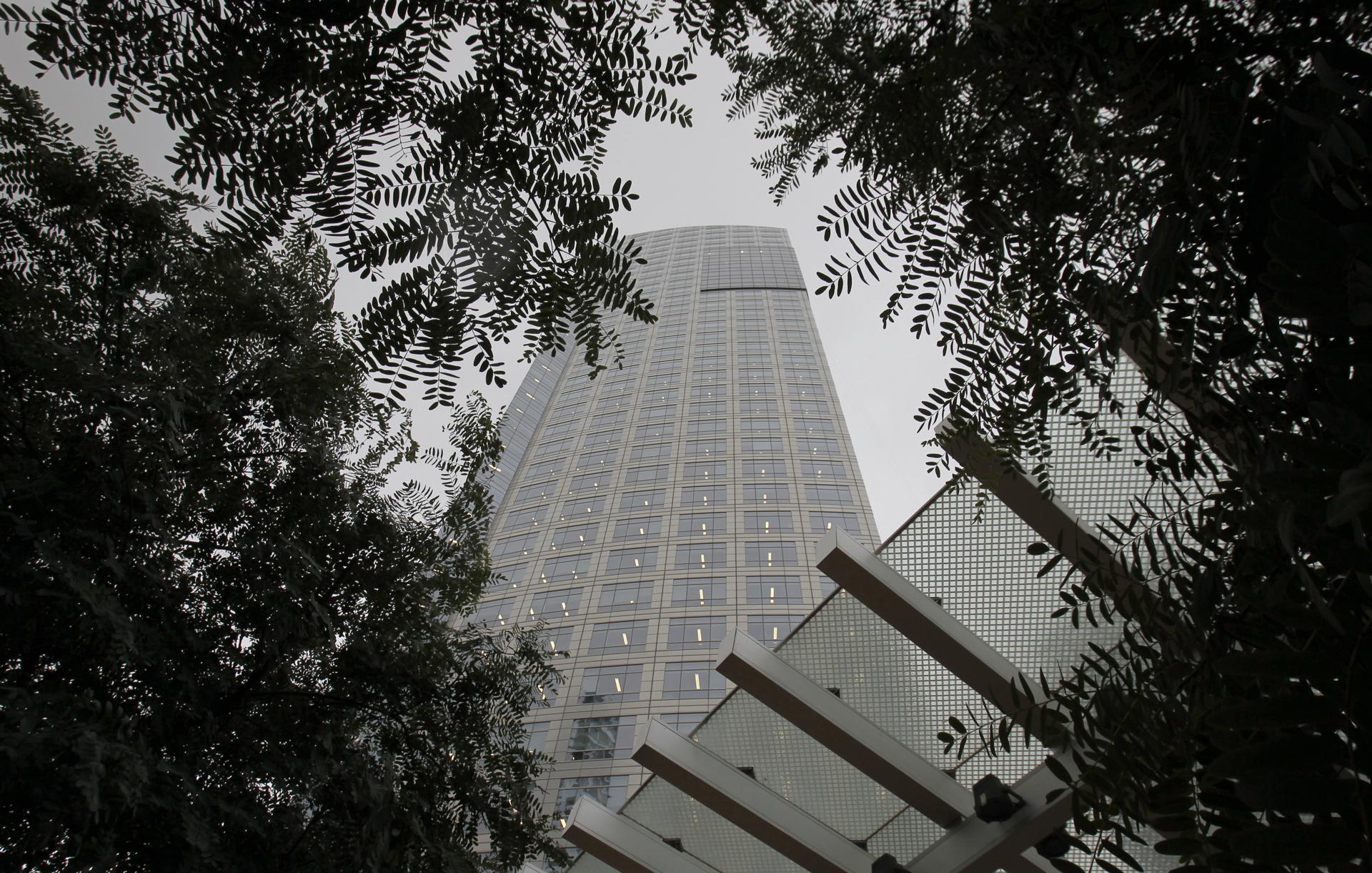 Fotografía de archivo de una vista contrapicada del edificio sede de la empresa petrolera argentina YPF, que tiene un 51 % de control accionario estatal, en Buenos Aires (Argentina). EFE/Leo la Valle