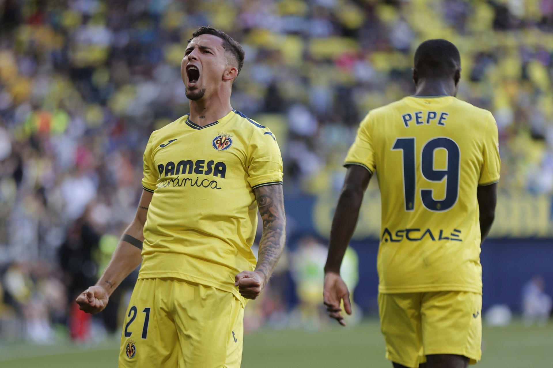 El centrocampista del Villarreal Yeremy Pino celebra su gol ante el Espanyol durante el partido de Liga que disputan este domingo en el estadio La Cerámica de Villarreal. EFE/ Manuel Bruque