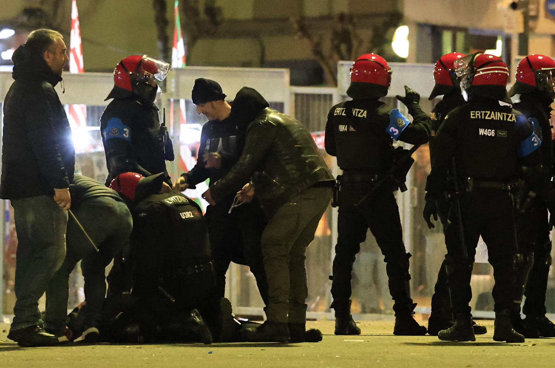 Incidentes en los alrededores del estadio tras el partido de vuelta de los cuartos de final de la Liga Europa que Athletic Club y Glasgow Rangers FC disputaron hoy jueves en San Mamés. EFE/ Miguel Toña