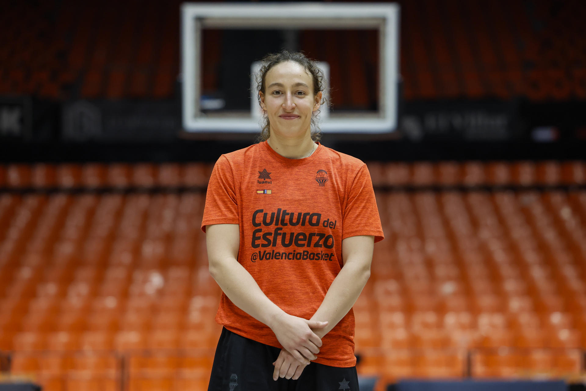 La jugadora del Valencia Basket, Alicia Flórez, que formará parte de la expedición ‘taronja’ para la disputa de la Final Six de la Euroliga esta semana en Zaragoza, durante la entrevista con EFE. EFE/Ana Escobar