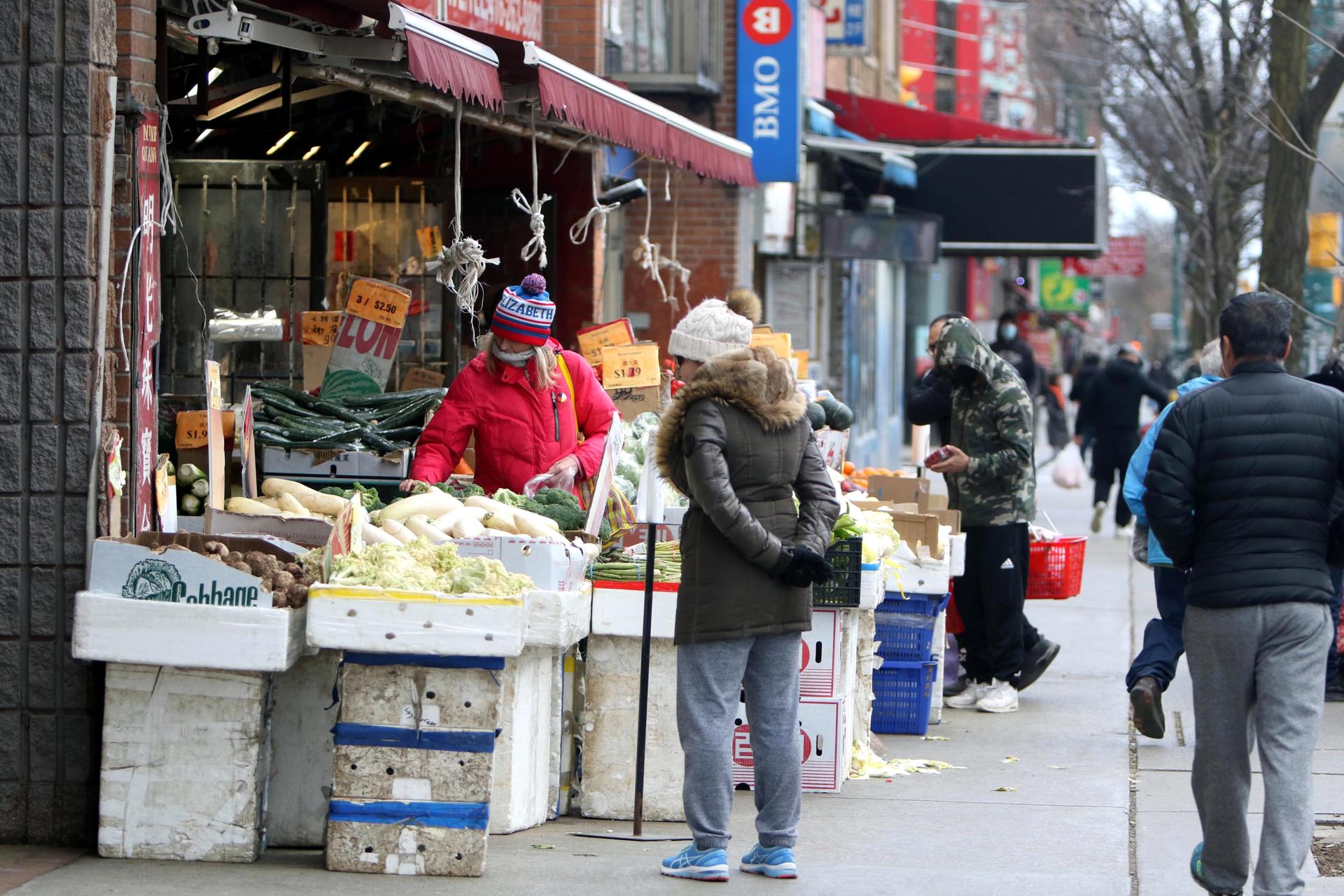 Transeúntes caminan por la Avenida Spadina en el Barrio Chino de Toronto (Canadá), en una fotografía de archivo. EFE/ Osvaldo Ponce
