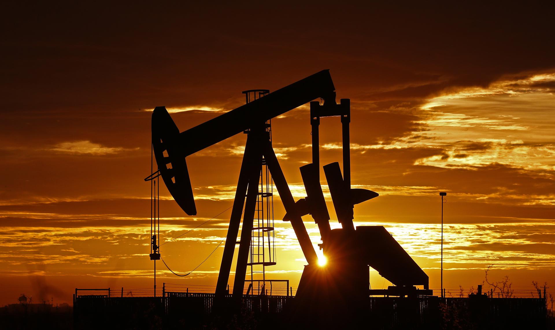 Fotografía de archivo de una bomba petrolífera operando en un campo de petróleo cerca de Midland, Texas (Estados Unidos).. EFE/EPA/Larry W. Smith ARCHIVO