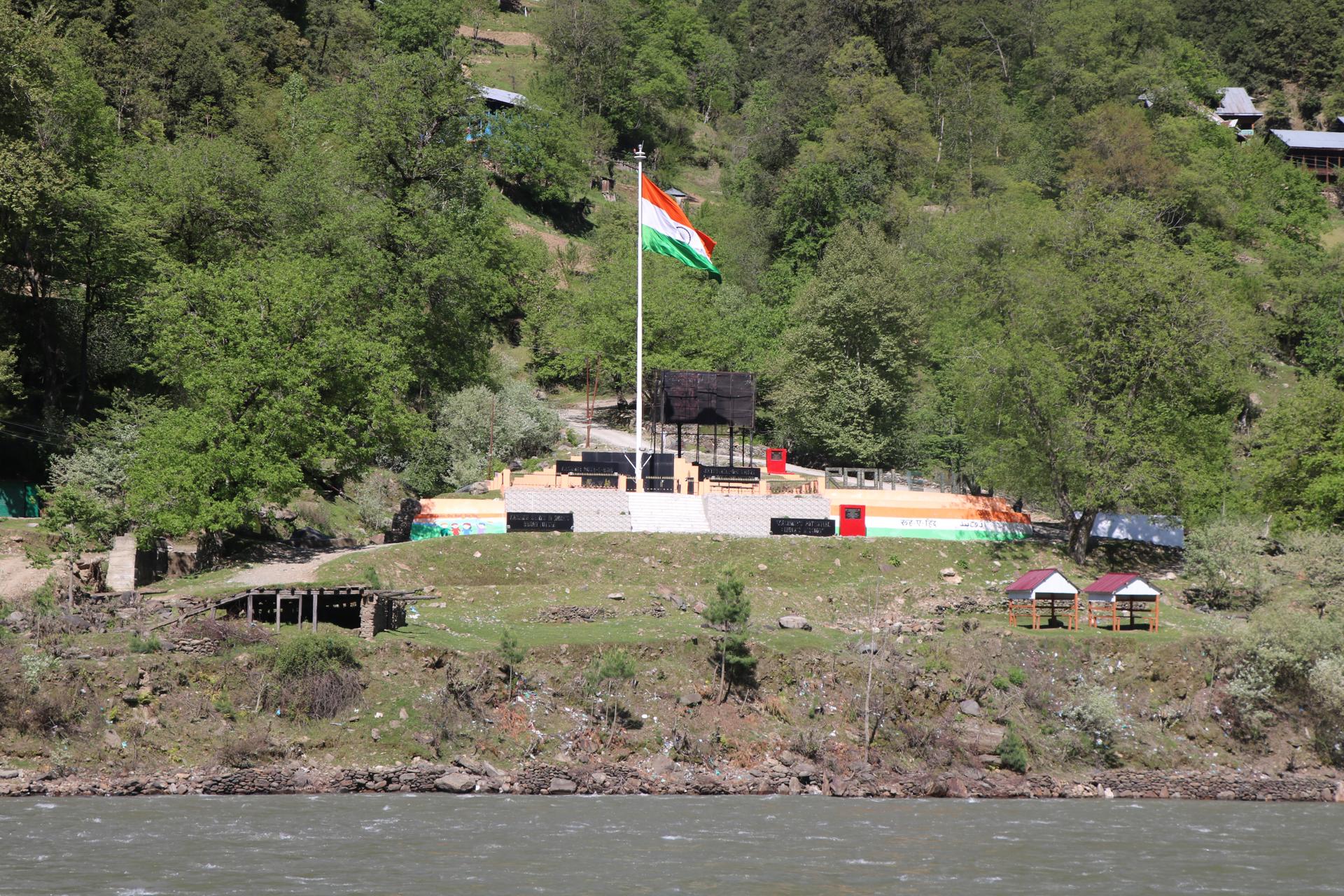 Una bandera india ondea en la Cachemira administrada por India, vista desde Keran, en el valle de Neelum, en la Cachemira controlada por Pakistán, el 28 de abril de 2025.EFE/EPA/AMIRUDDIN MUGHAL