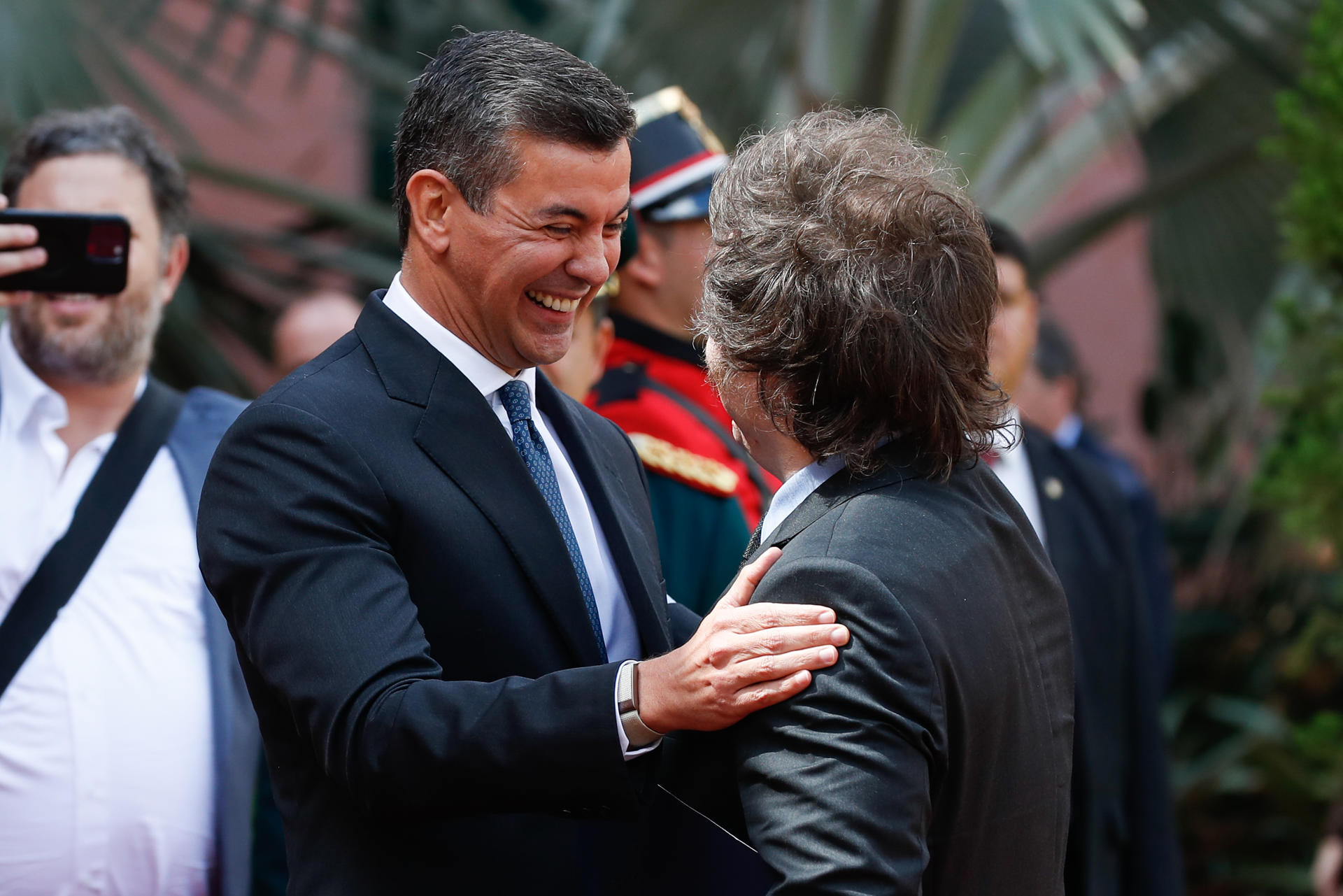 El presidente de Paraguay, Santiago Peña (c-i), al saludar este miércoles, 9 de abril, a su homólogo de Argentina, Javier Milei, en la entrada del Palacio de López, sede del Ejecutivo paraguayo, en Asunción. EFE/Juan Pablo Pino
