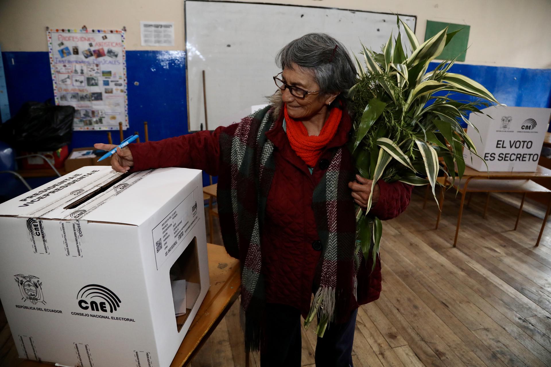 Una persona vota este domingo en las elecciones presidenciales 2025, en Quito (Ecuador). EFE/Gianna Benalcazar