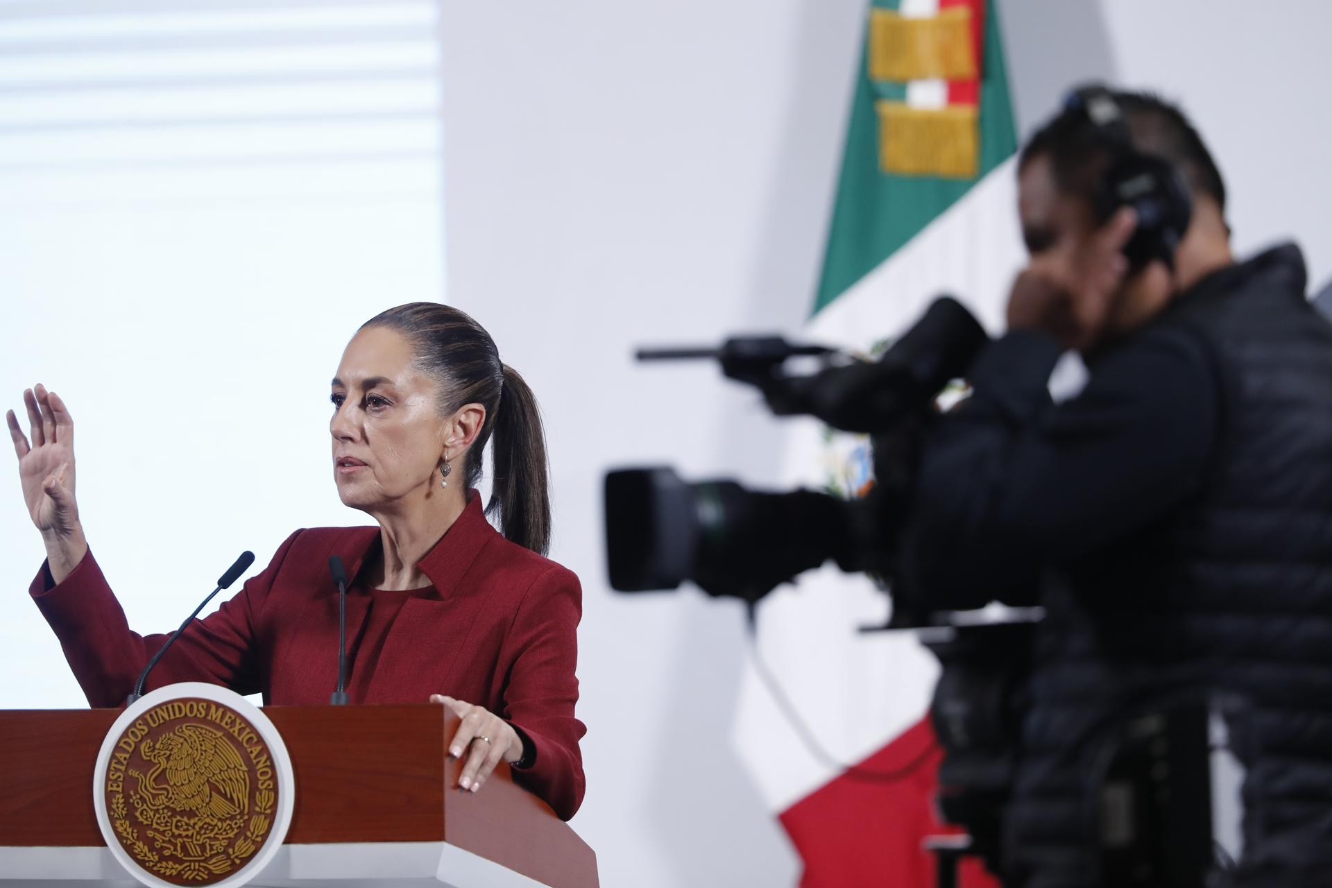 La presidenta de México, Claudia Sheinbaum, habla durante una rueda de prensa este miércoles, en el Palacio Nacional de Ciudad de México (México). EFE/ Mario Guzmán