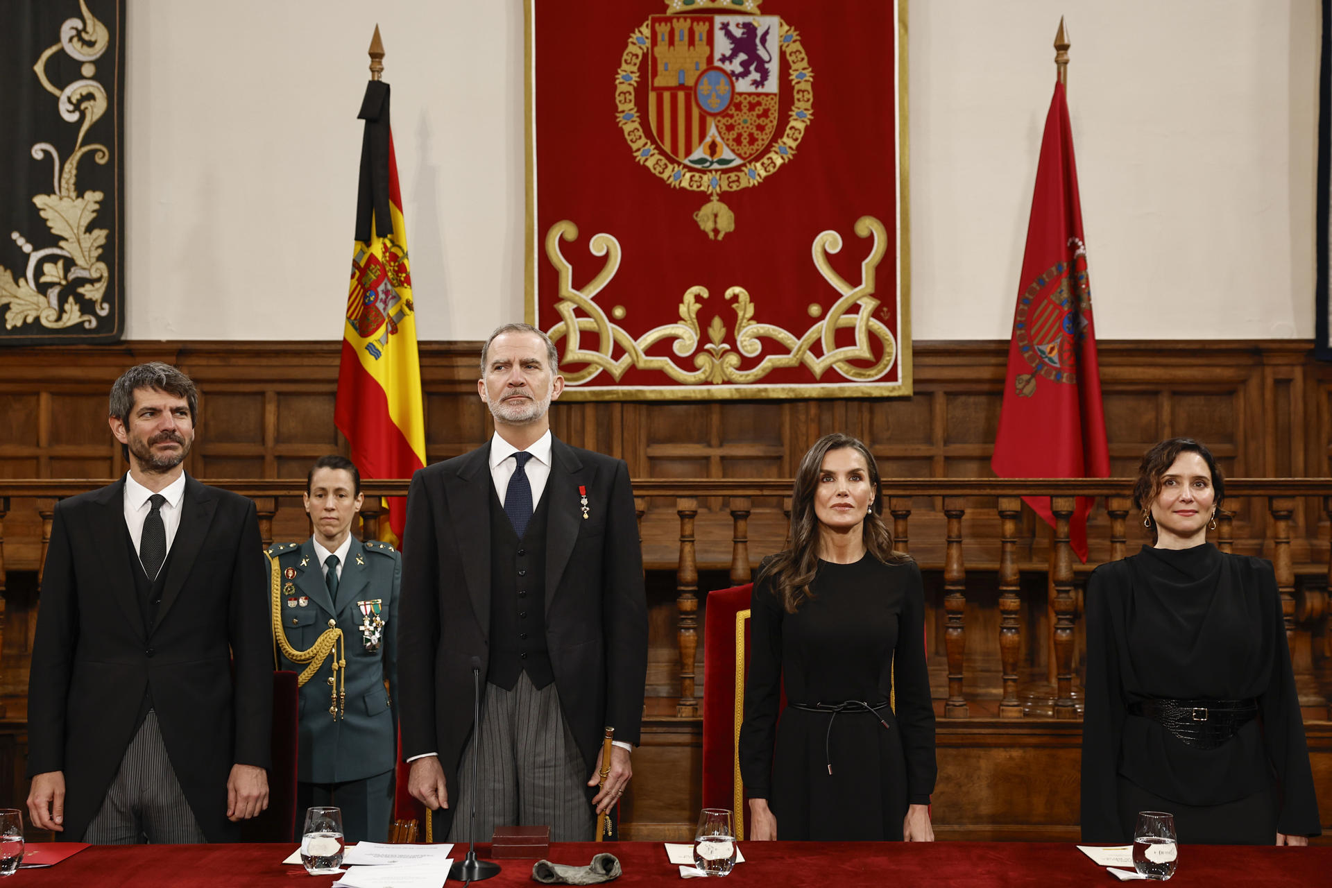 Los reyes Felipe y Letizia junto al ministro de Cultura, Ernest Urtasun (i), Y la presidenta de la Comunidad de Madrid, Isabel Díaz Ayuso (d) al inicio del acto de entrega del Premio Cervantes 2024, al escritor Álvaro Pombo, este miércoles en el paraninfo universitario de Alcalá de Henares. EFE/ Ballesteros/POOL