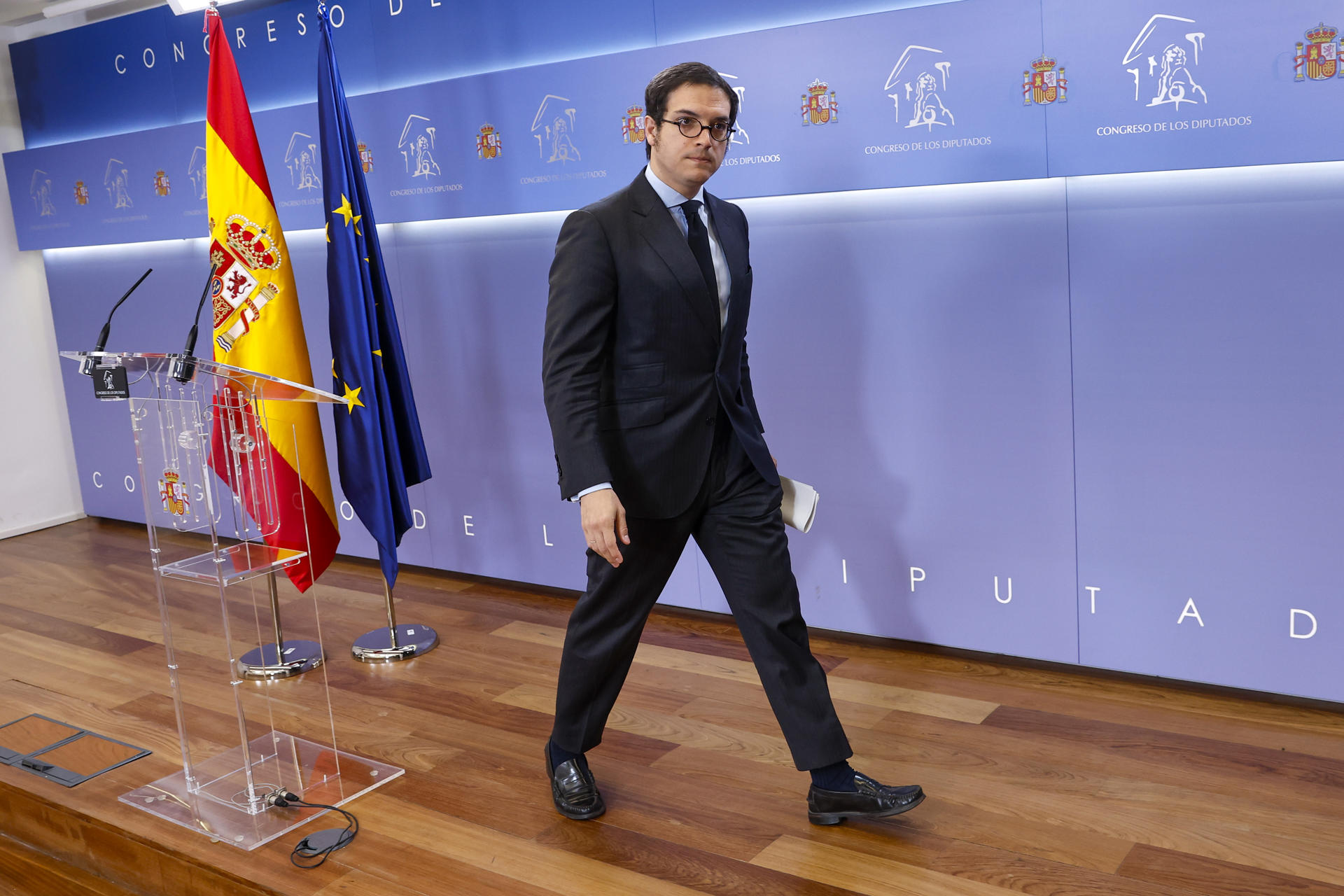 El secretario general de Vox en el Congreso de los Diputados, José María Figaredo, tras dar una rueda de prensa en el Congreso de los Diputados este martes. EFE/ Chema Moya