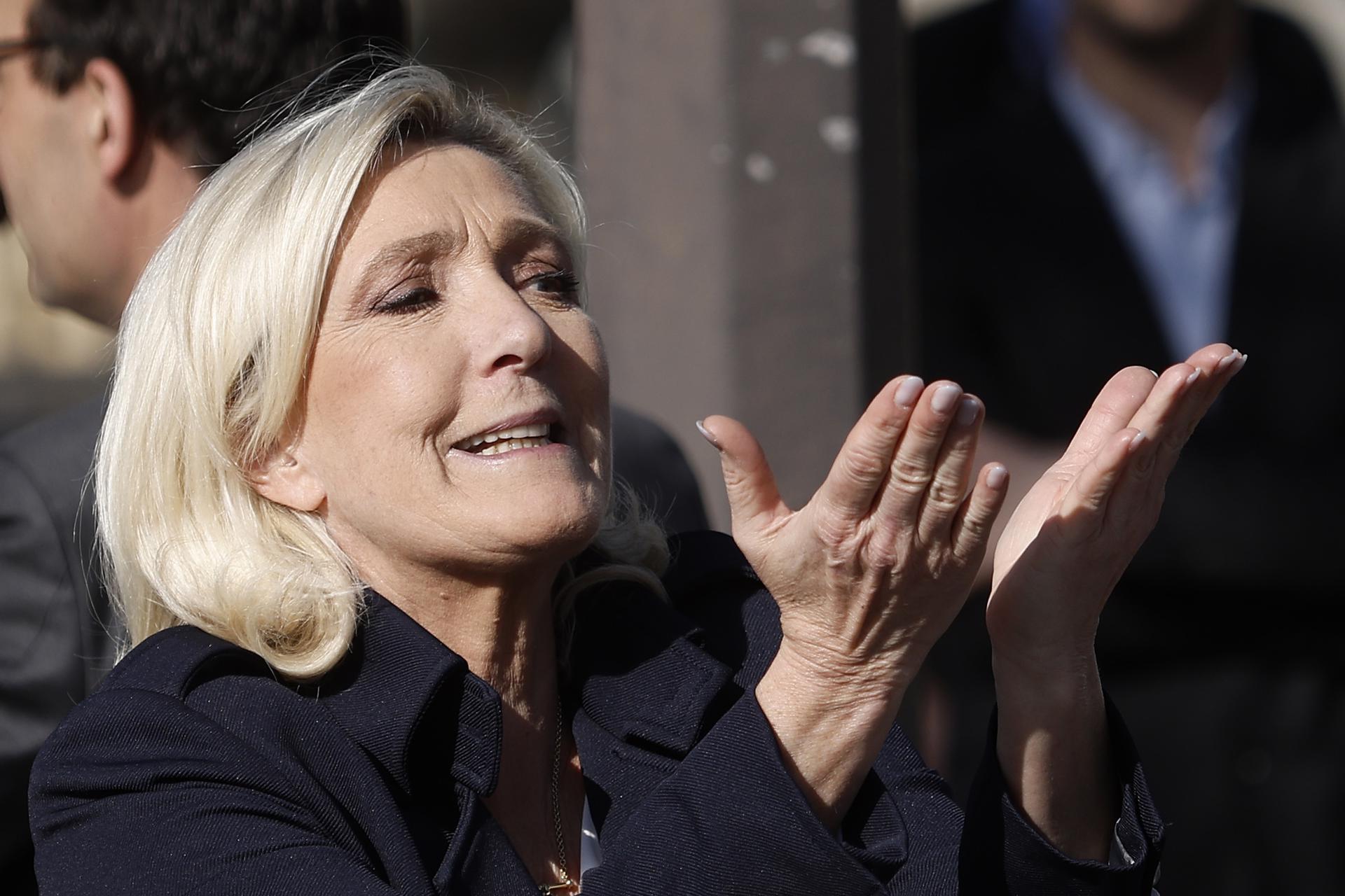 La líder del partido de extrema derecha Rassemblement National (RN), Marine Le Pen, hace gestos hacia sus seguidores tras un mitin en su apoyo una semana después de ser condenada, en París, Francia, 06 de abril de 2025. Le Pen fue condenada por crear empleos falsos en el parlamento de la UE para canalizar fondos a su partido con el fin de emplear personas en Francia y se le prohibió de inmediato presentarse a un cargo público durante cinco años, lo que pone en duda su intención de postularse a la presidencia francesa en 2027. (Protests, France) EFE/EPA/YOAN VALAT