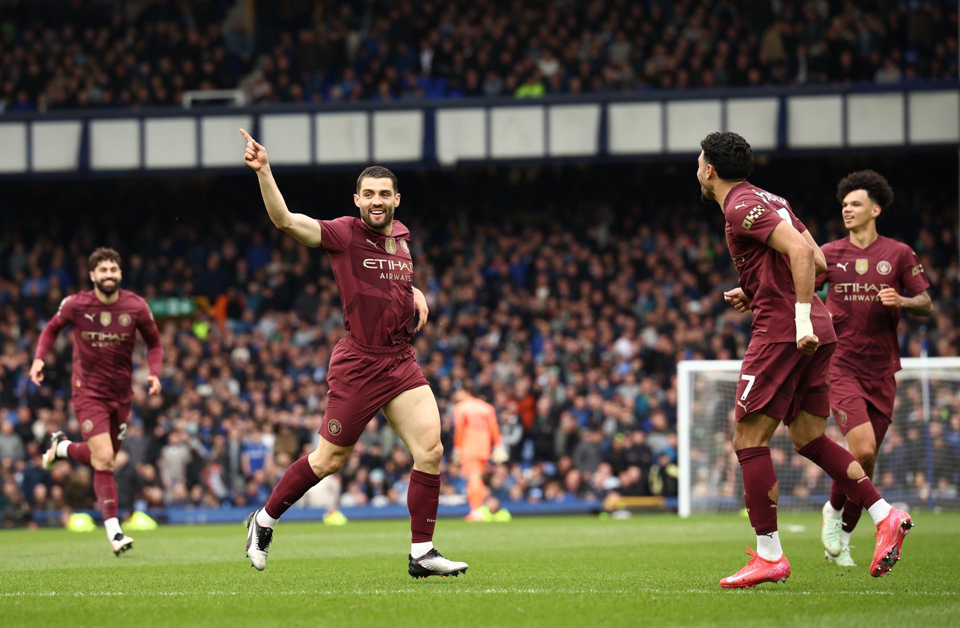 El medio craota Mateo Kovacic, del City, celebra el 0-2 durante el partido de la Premier League que han jugado Everton y Manchester City en Liverpool, Reino Unido. EFE/EPA/ADAM VAUGHAN