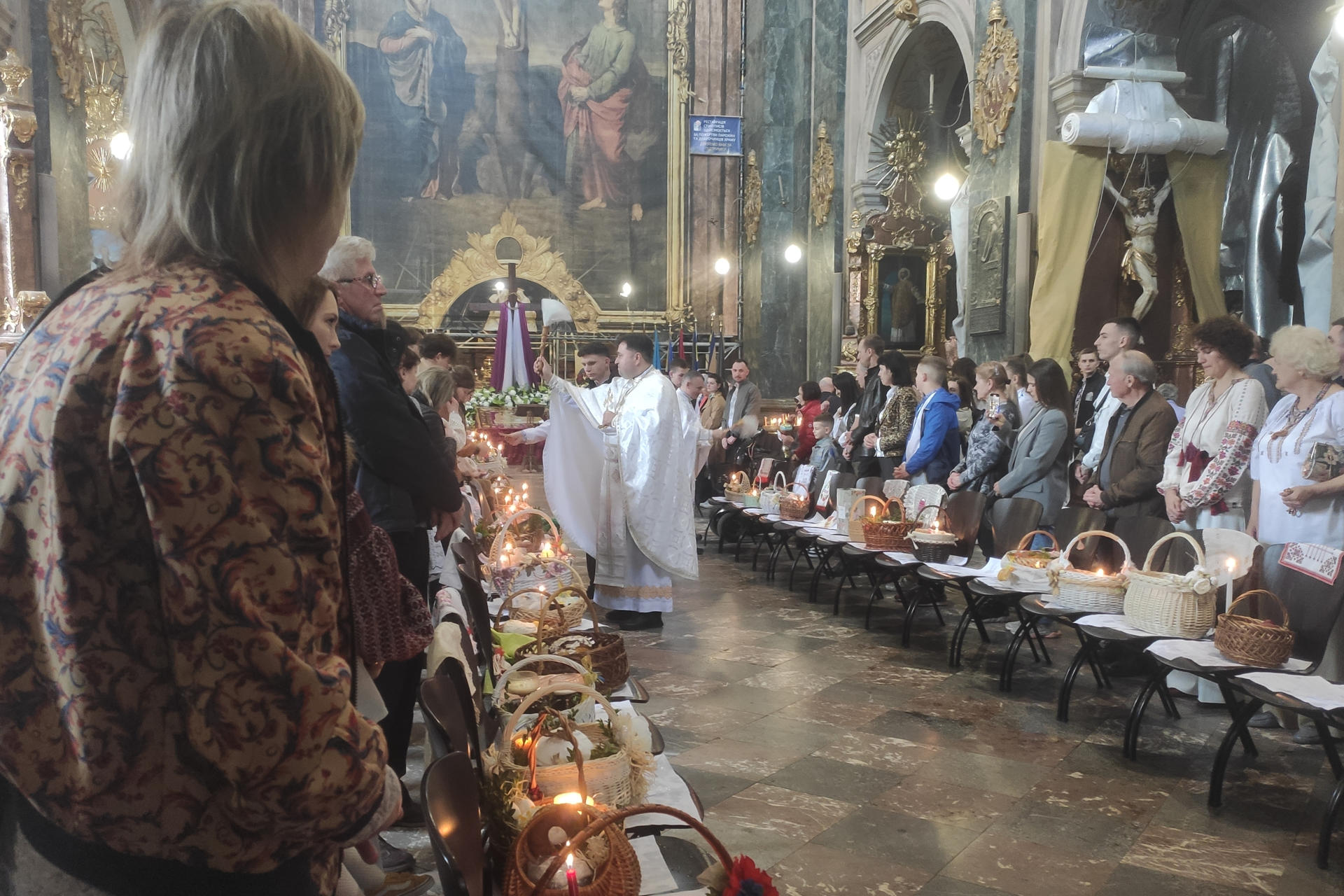 Bendición de las cestas con alimentos tradicionales de Pascua en la Iglesia de la guarnición de San Pedro y San Pablo en Leópolis. EFE/ Rostyslav Averchuk