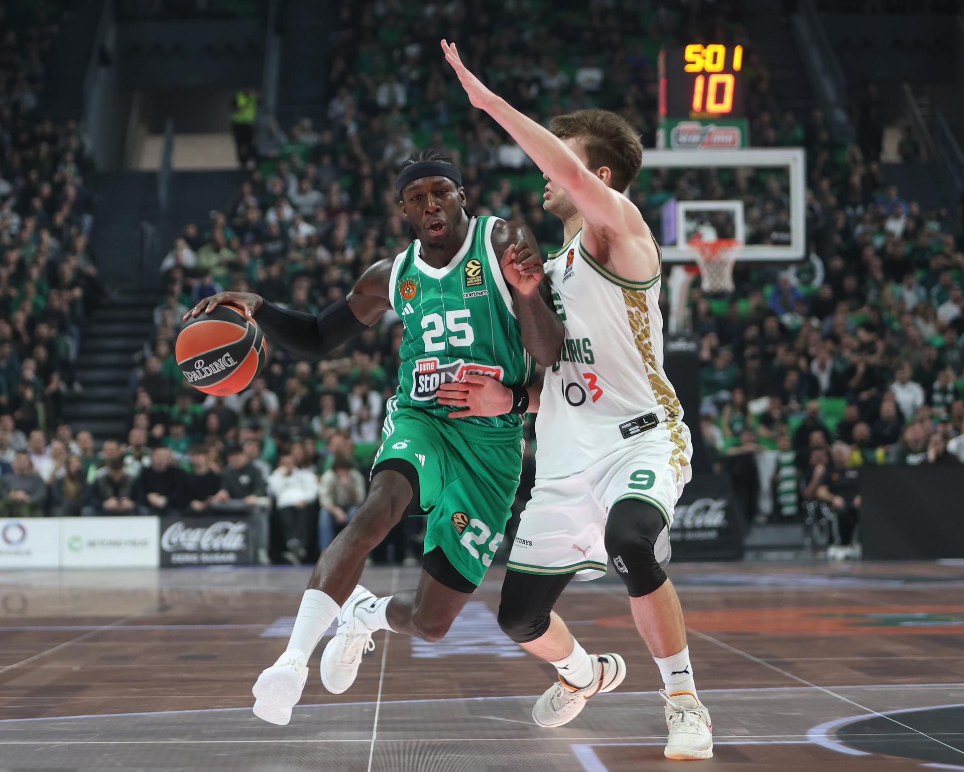 Kendrick Nunn, del Panathinaikos (I), en acción contra Dovydas Giedraitis (D), del Zalgiris Kaunas, durante un partido de la Euroliga.EFE/EPA/PETE ANDREOU