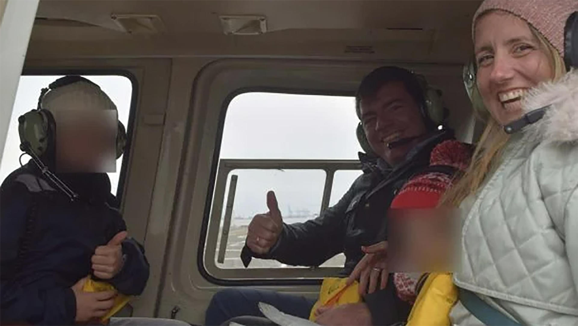 El español Agustín Escobar Cañadas, directivo de Siemens, su esposa, Mercè Camprubí Montal, también directiva en esta empresa, y sus tres hijos, son cinco de las seis víctimas mortales del accidente de helicóptero ocurrido este jueves en aguas del río Hudson, en Nueva York. En la imagen, la familia se fotografía durante el vuelo antes de sufrir el accidente. EFE/ New York Helicopter Tours LLC *****SOLO USO EDITORIAL/SOLO DISPONIBLE PARA ILUSTRAR LA NOTICIA QUE ACOMPAÑA (CRÉDITO OBLIGATORIO) *****