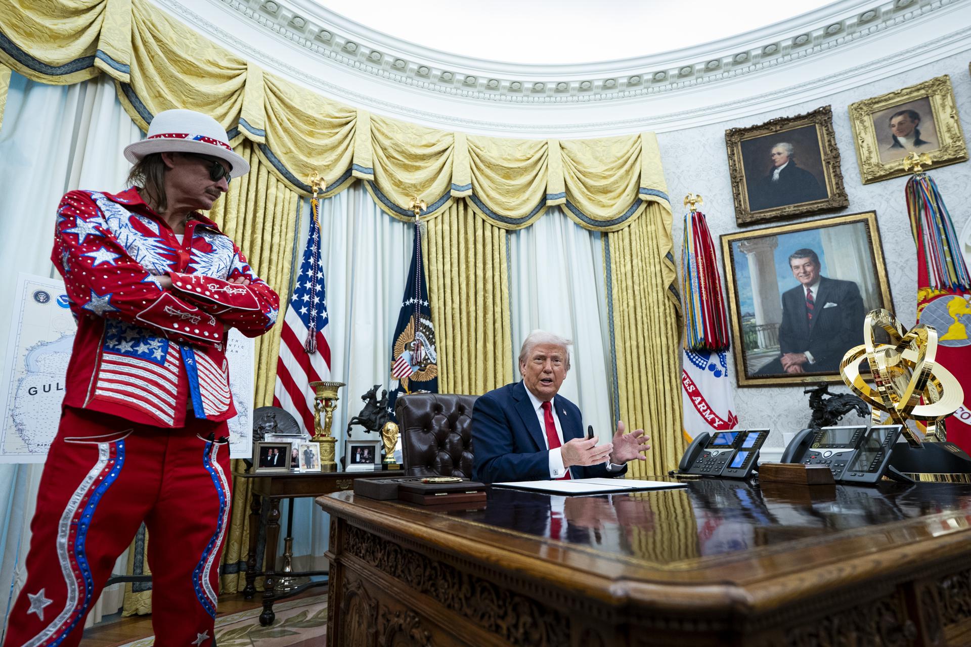 El cantante estadounidense Kid Rock (i) y el presidente de EE.UU., Donald Trump, participan en la firma de una orden ejecutiva en la Oficina Oval de la Casa Blanca en Washington, D.C., EE.UU. EFE/EPA/ALEXANDER DRAGO / POOL