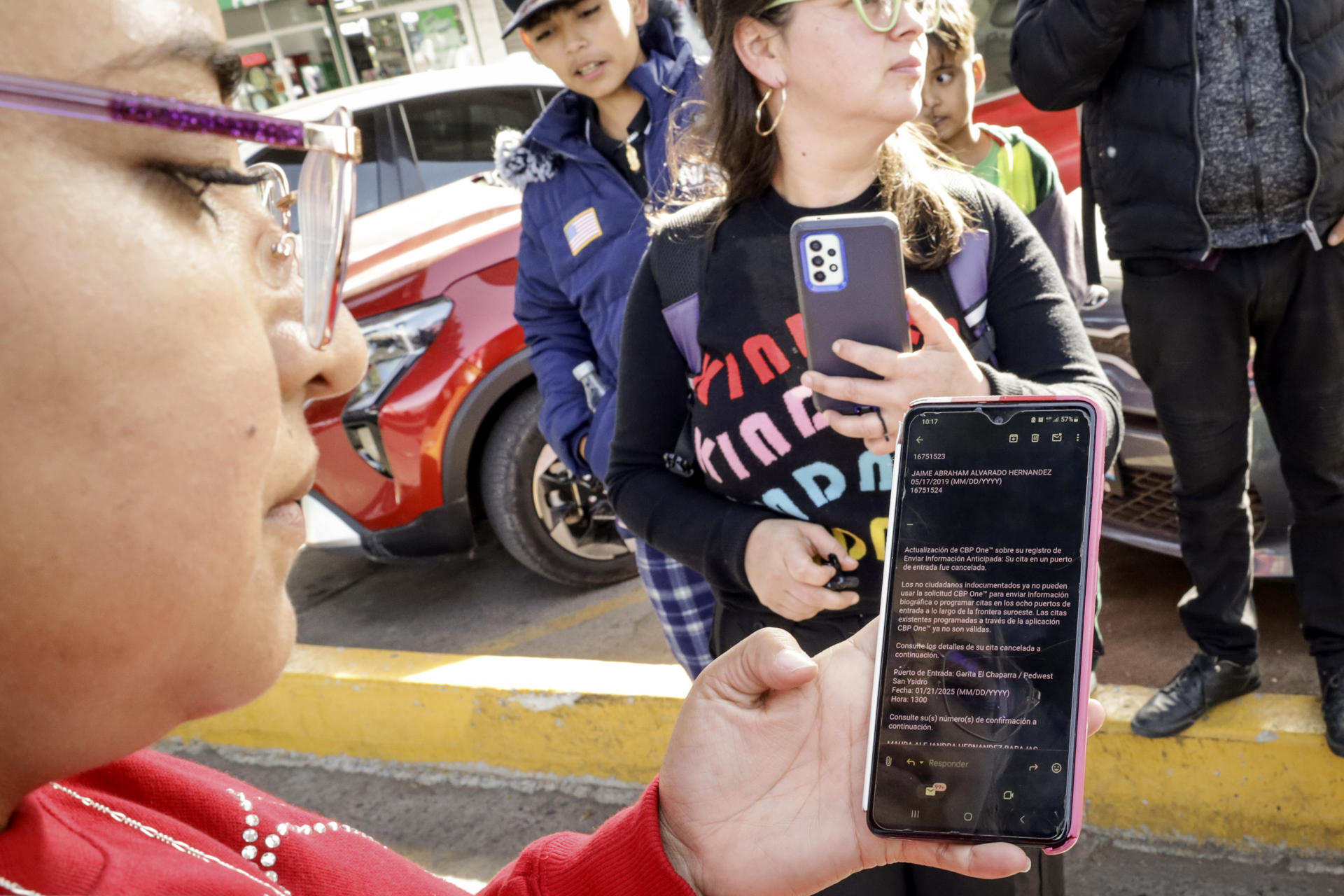 Fotografía de archivo de una migrante mostrando su cita cancelada del programa CBP-One, en la ciudad de Tijuana, Baja California (México). EFE/ Joebeth Terríquez