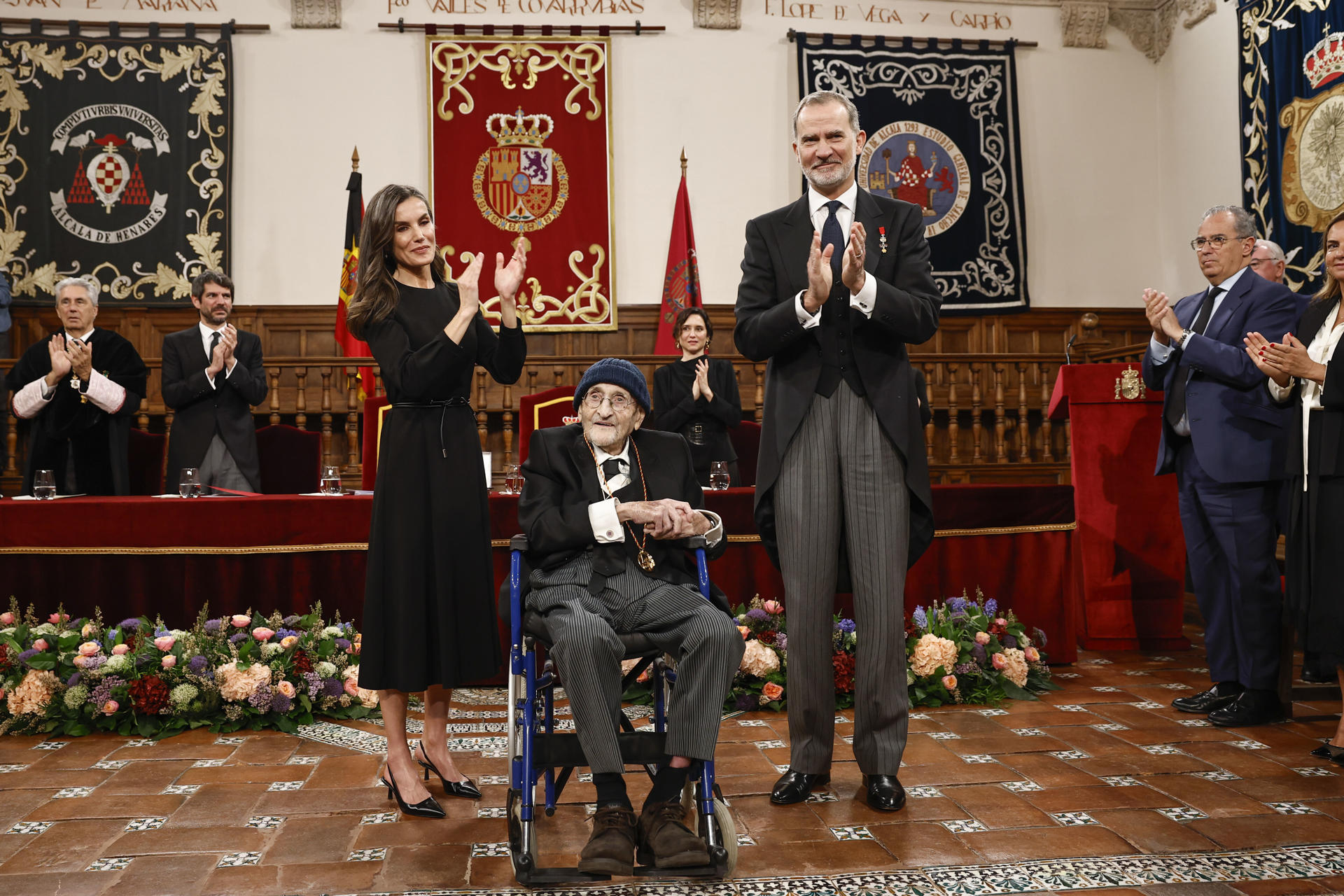 Los reyes Felipe y Letizia entregan al escritor Álvaro Pombo (c), el Premio Cervantes 2024, este miércoles en el paraninfo universitario de Alcalá de Henares. EFE/ Ballesteros/POOL