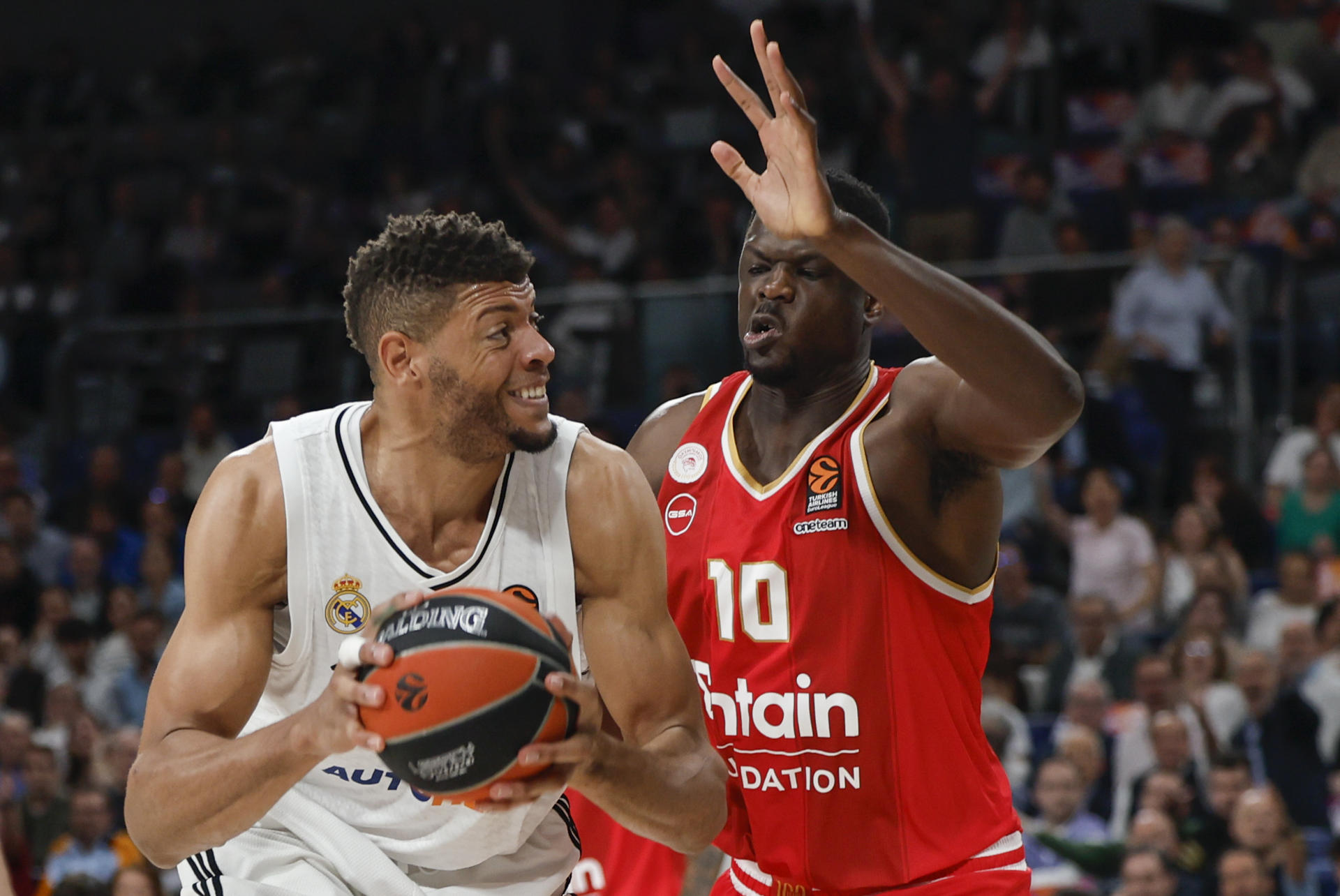 El pivot caboverdiano del Real Madrid, Walter Tavares (i), con el balón ante la defensa del pivot francés de Olympiacos, Moustapha Fall, durante el encuentro correspondiente al playoff de la Euroliga que disputan hoy martes Real Madrid y Olympiacos en el Movistar Arena, en Madrid. EFE / Sergio Pérez.