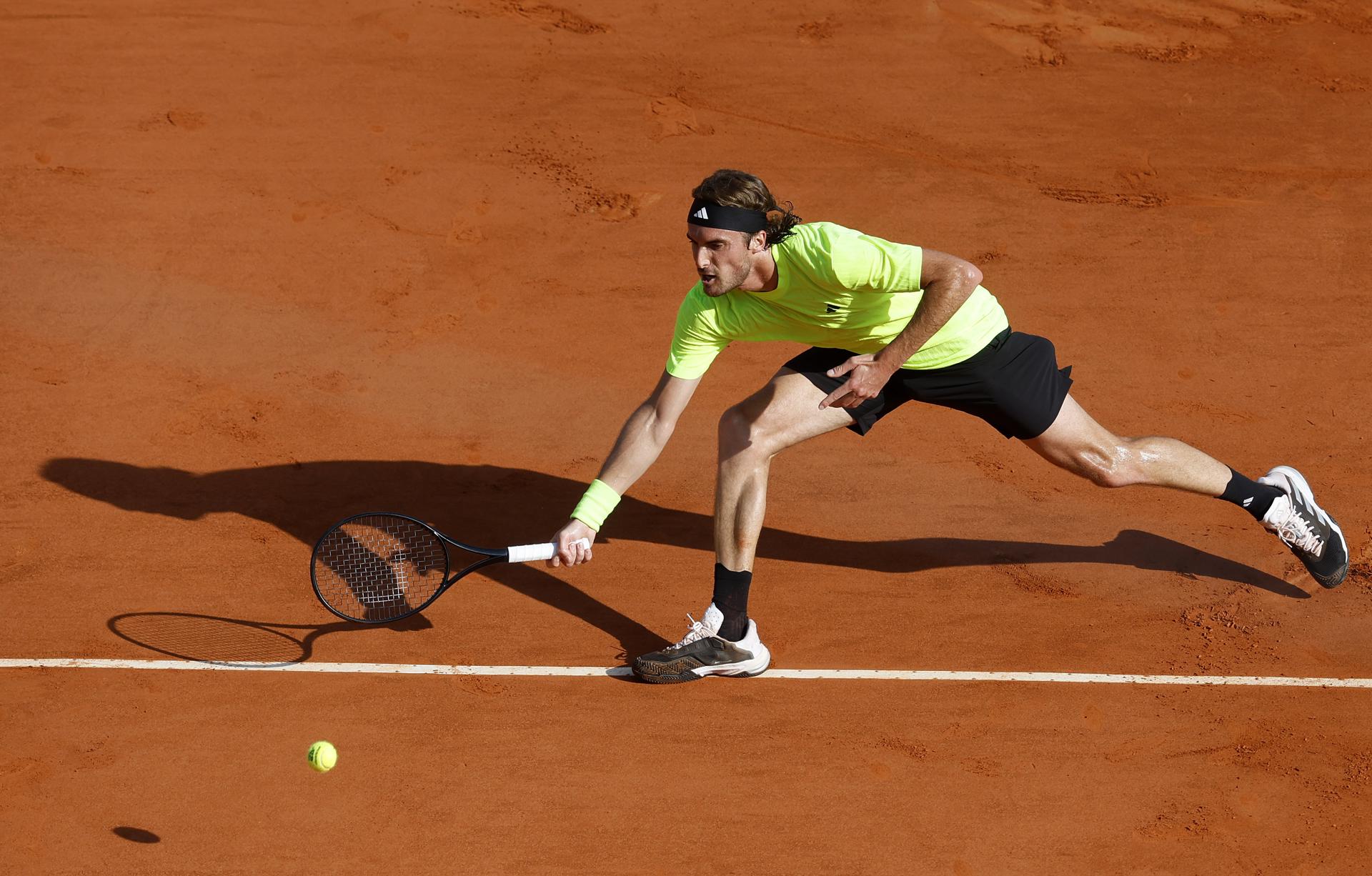 El italiano Lorenzo Musetti alcanzó por primera vez una semifinal de un Masters 1000 al remontar al vigente campeón, el griego Stefanos Tsitsipas (en la imagen), por 1-6, 6-3 y 6-4 y postularse como uno de los aspirantes en Montecarlo. EFE/EPA/SEBASTIEN NOGIER