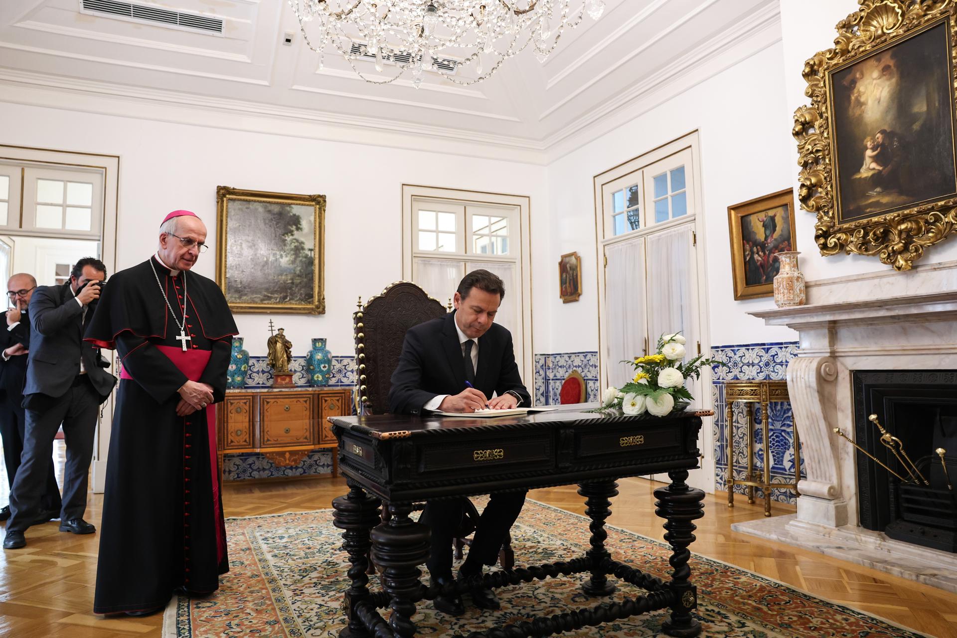 El Primer Ministro de Portugal, Luis Montenegro (R), firma el libro de condolencias por la muerte del Papa Francisco, en la Nunciatura Apostólica en Lisboa, Portugal, el 23 de abril de 2025. El Papa Francisco falleció el 21 de abril de 2025 a la edad de 88 años, según la Santa Sede. (Papa, Santa Sede, Lisboa) EFE/EPA/ANTONIO COTRIM