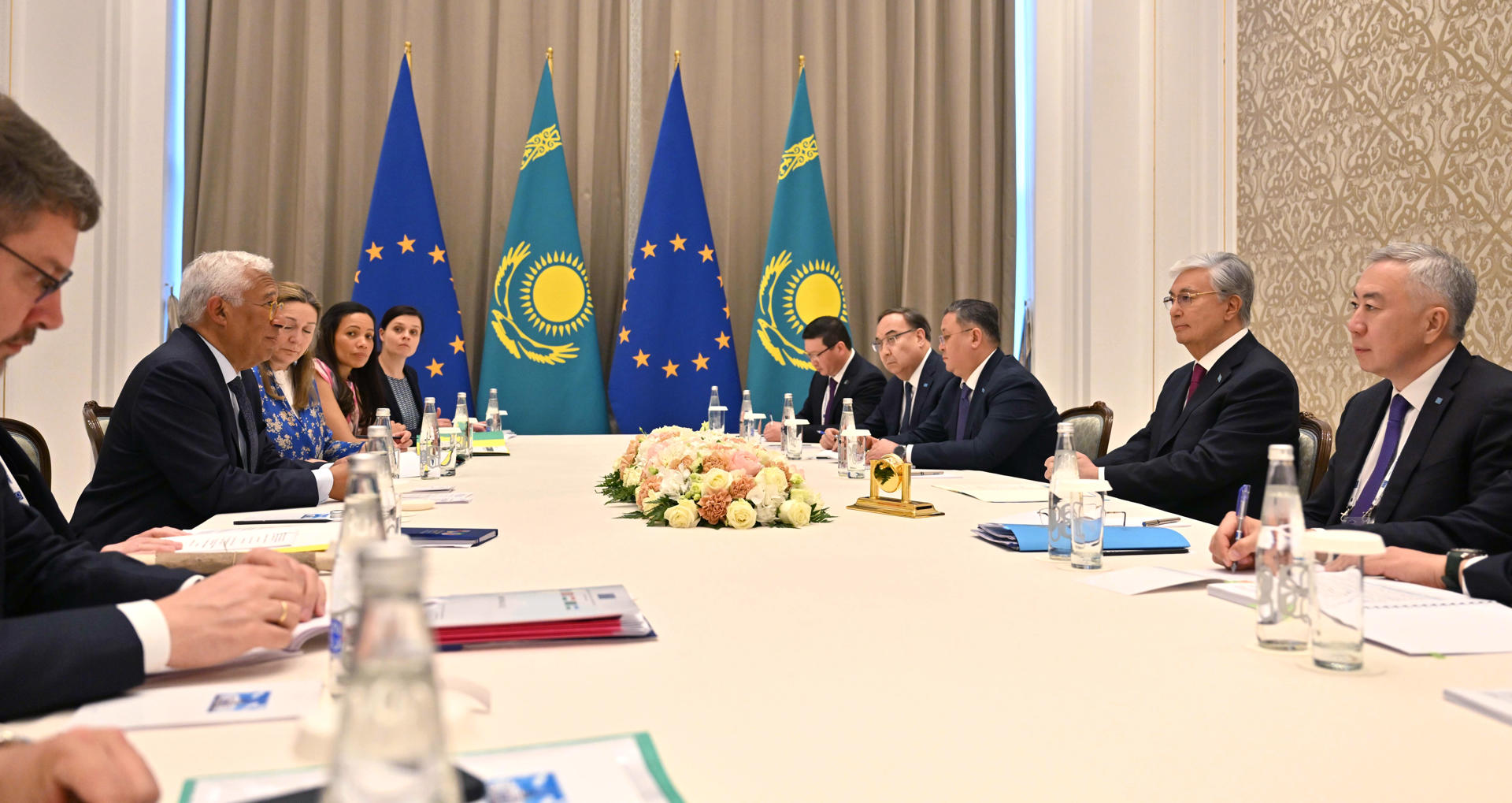 El presidente del Consejo Europeo, Antonio Costa (i) durante la reunión con el presidente de Kazajistán, Kasim-Yomart Tokáyev (2d), en Samarkanda, para abordar la cooperación económica entre Astaná y Bruselas en víspera de la cumbre Asia Central-Unión Europea, que se celebrará este viernes en la ciudad uzbeka. EFE/  Presidencia kazaja/SOLO USO EDITORIAL/SOLO DISPONIBLE PARA ILUSTRAR LA NOTICIA QUE ACOMPAÑA (CRÉDITO OBLIGATORIO)