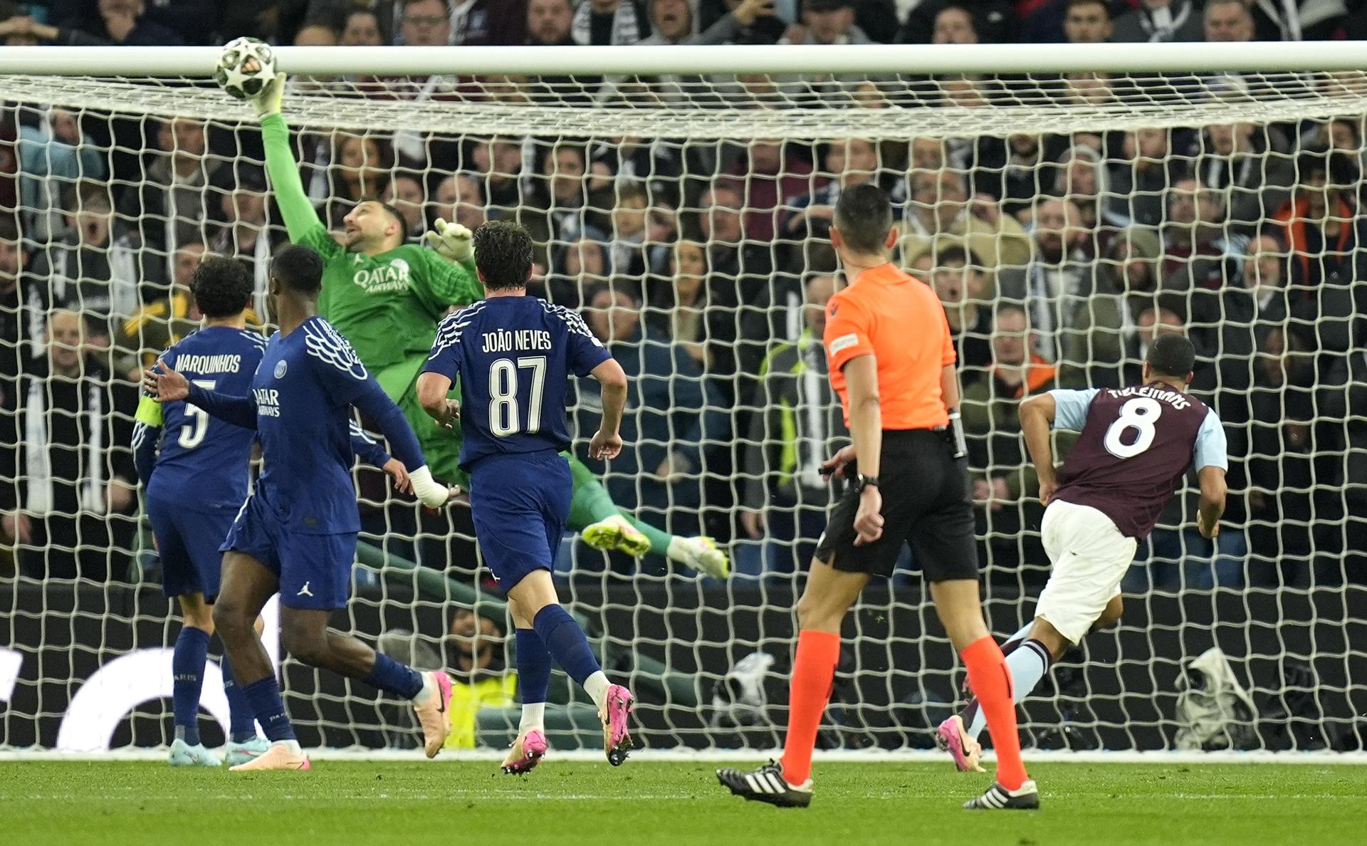 El portero del PSG Gianluigi Donnarumma salva a su equipo durante el partido de la UEFA Champions League que han jugado Aston Villa y Paris Saint-Germain, en Birmingham, Reino Unido. EFE/EPA/TIM KEETON