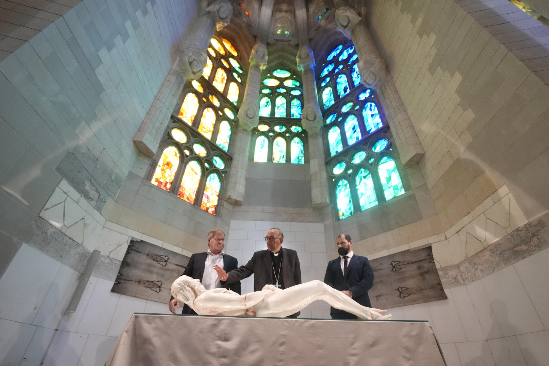 El cardenal arzobispo de Barcelona, Joan Josep Omella, junto a los hijos de los escultores Albano Poli, Paolo Poli (i), y de Sergio Rodella, Enmanuele Rodella (d), durante la presentación de una exposición temporal que se podrá ver hasta diciembre en la Sagrada Familia, en la que se exhibirán las esculturas 'Hombre del Santo Sudario' (Uomo sindónico), de Sergio Rodella, y 'Cruz de la Esperanza' (Cristo della speranza), del maestro Albano Poli. EFE/Alejandro García