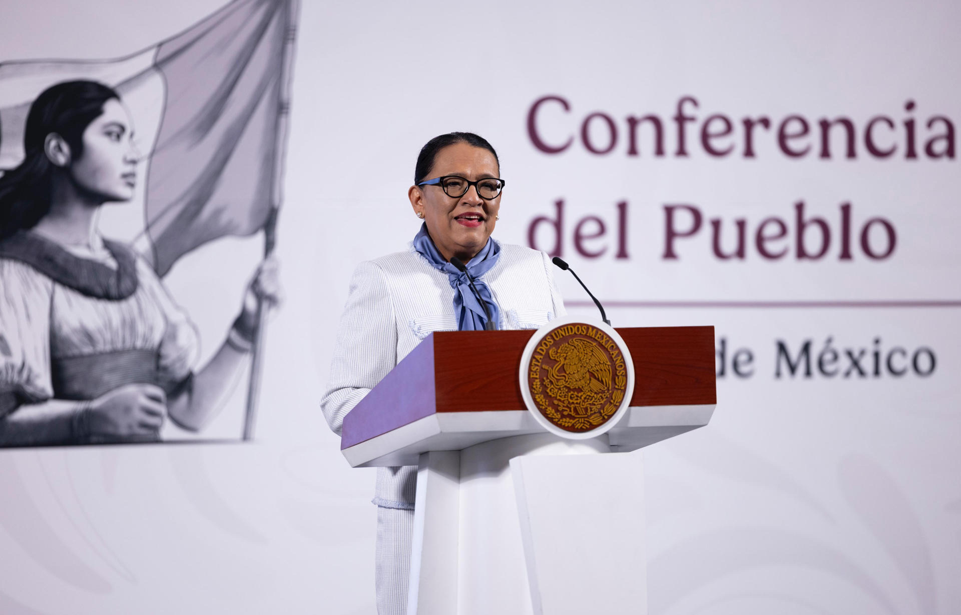Fotografía cedida por la presidencia de México de la Secretaria de Gobernación, Rosa Icela Rodríguez, hablando durante una rueda de prensa este miércoles, en Palacio Nacional, en Ciudad de México (México). Presidencia de México/SOLO USO EDITORIAL/NO VENTAS/SOLO DISPONIBLE PARA ILUSTRAR LA NOTICIA QUE ACOMPAÑA(CRÉDITO OBLIGATORIO)
