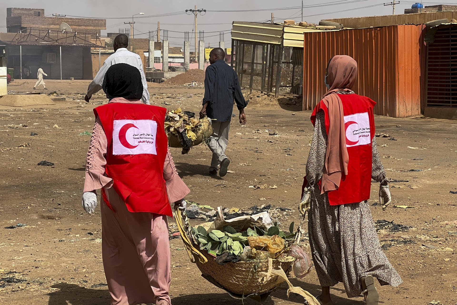 Empleados de la Luna Media Roja ayudan desplazados en Sudan en una imagen de 2024. EFE
