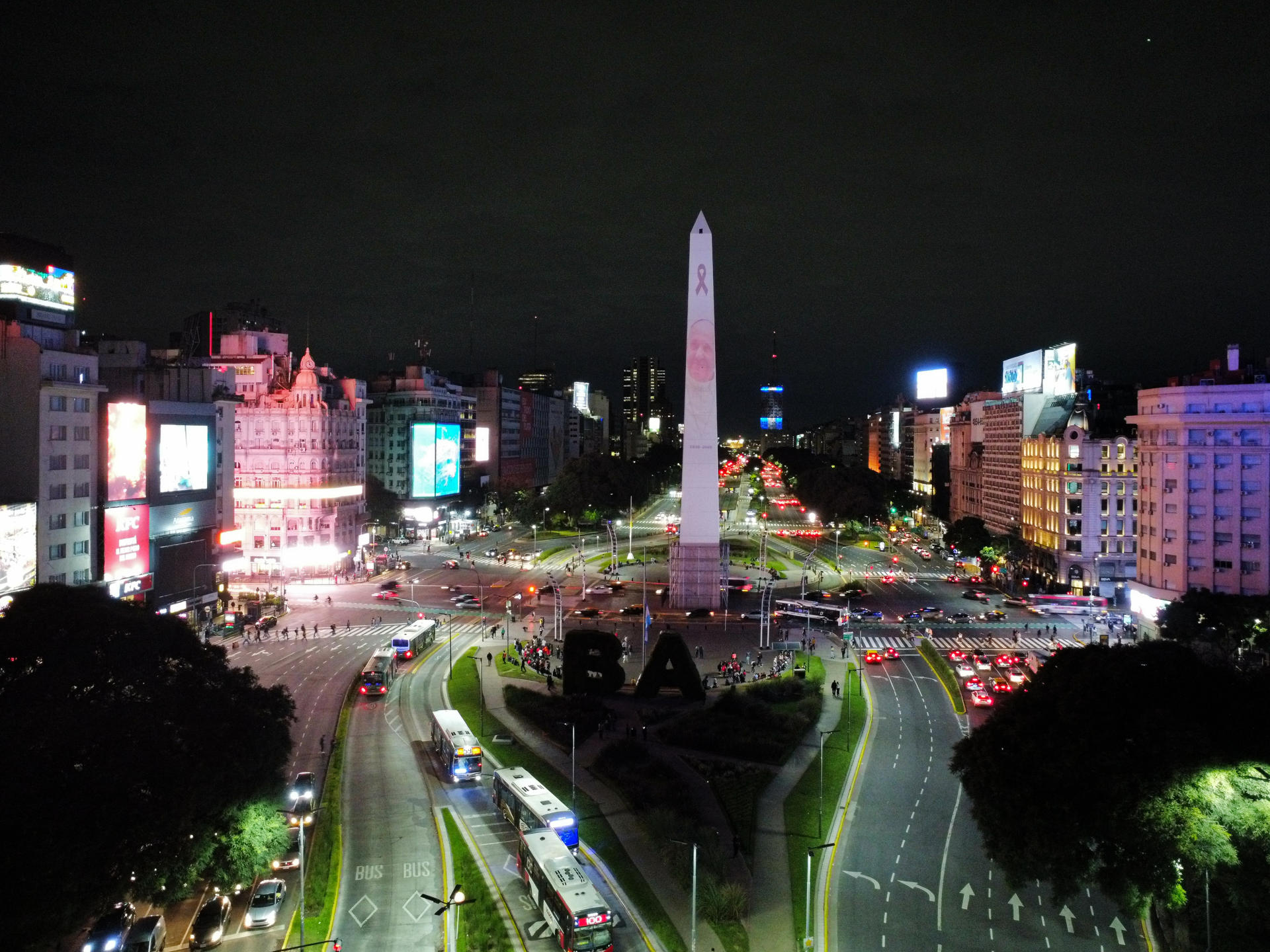 Fotografía de imágenes del papa Francisco proyectadas sobre el obelisco, este lunes en Buenos Aires (Argentina). EFE/Stringer