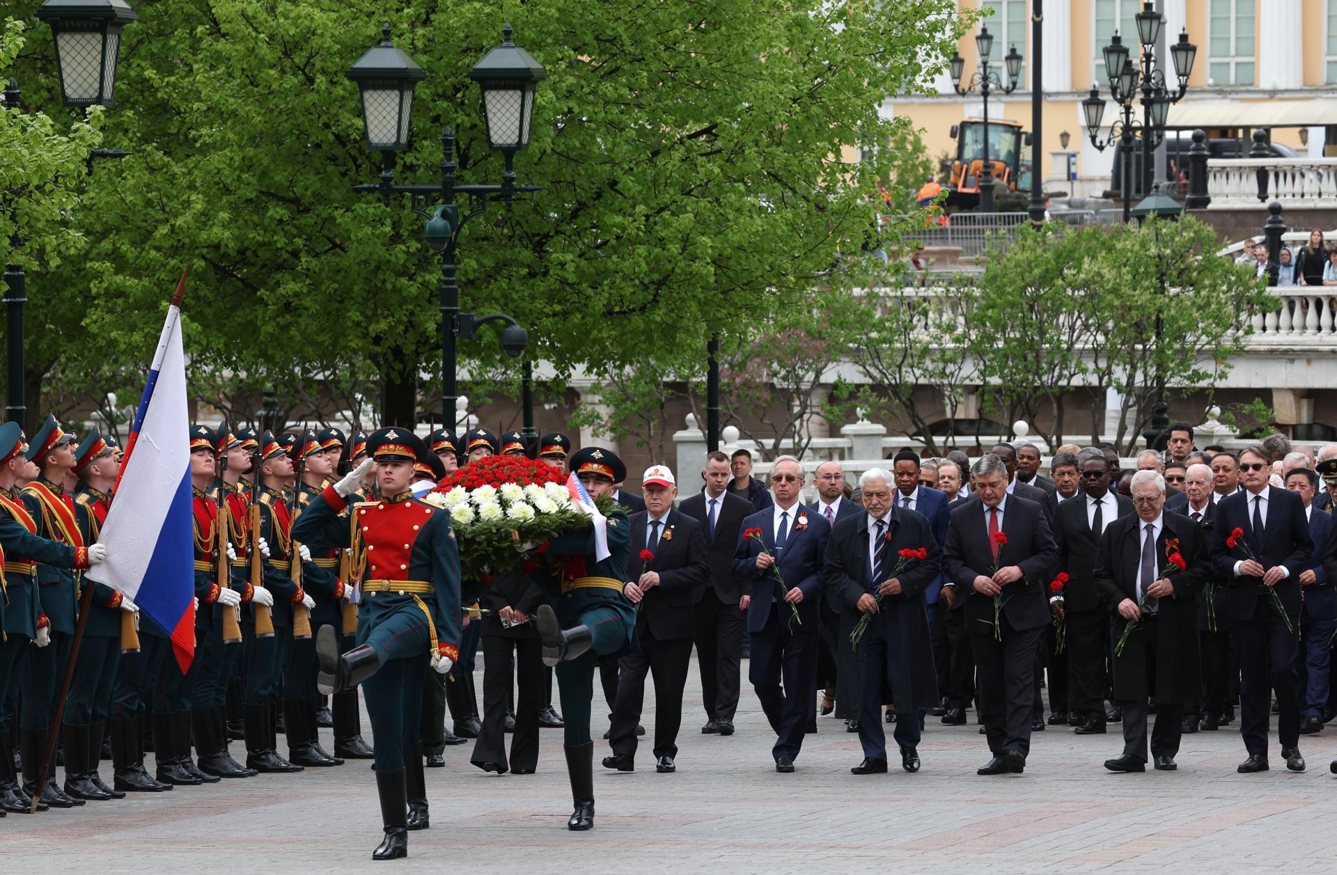 Embajadores y representantes de misiones diplomáticas acreditadas en Rusia asisten a una ceremonia de colocación de flores en la Tumba del Soldado Desconocido cerca del muro del Kremlin, previo a las celebraciones del Día de la Victoria en Moscú, el 25 de abril de 2025. EFE/EPA/MAXIM SHIPENKOV
