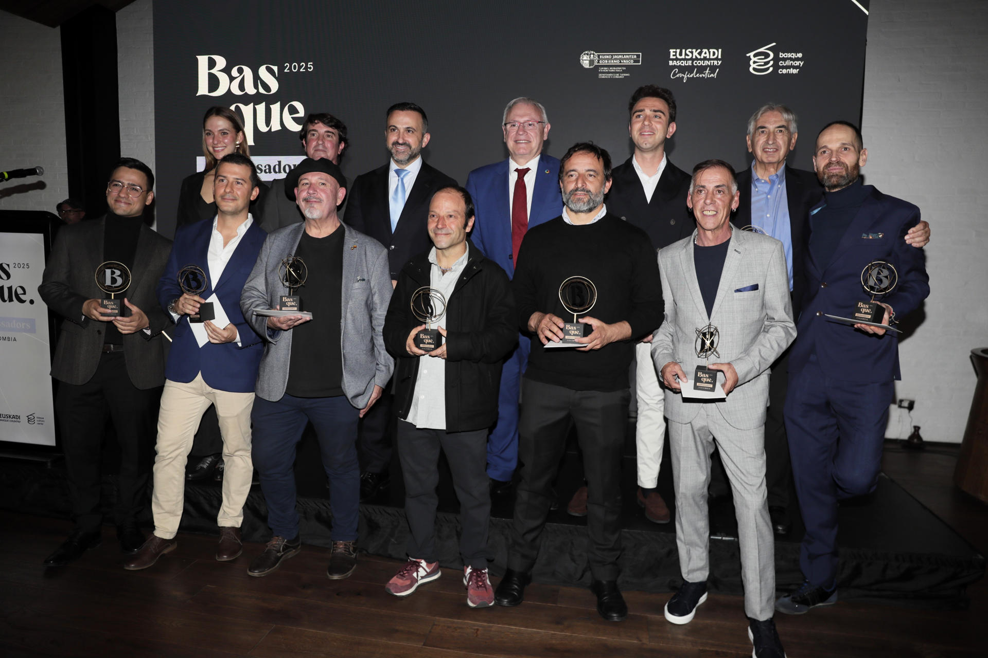 El embajador de España en Colombia, Santiago Jiménez Martín (3i arriba), y el responsable de eventos de Basque Culinary Center, Álvaro Oviedo (c arriba) posan junto a los representantes de restaurantes vascos en Bogotá (Colombia). EFE/ Carlos Ortega