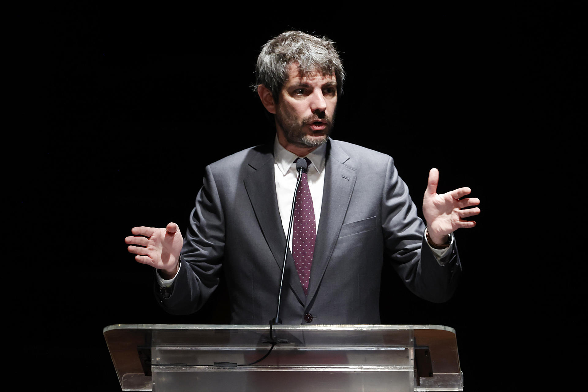 El ministro de Cultura español, Ernest Urtasun, participa durante el panel Inaugural "Cultura y Algoritmos" ¿Cómo se Diseña el Futuro?" en el marco de el Mercado de Industrias Culturales y Creativas de Chile (MIC) y el IX Congreso Iberoamericano de Cultura, este jueves en Santiago (Chile). Urtasun, reivindicó este jueves la importancia de la "dimensión cultural en la agenda tecnológica y el avance de la Inteligencia Artificial (IA)", durante su primera intervención pública en el IX Congreso Iberoamericano de Cultura, que se celebra en la capital chilena del 9 hasta el 12 de abril. EFE/ Elvis González