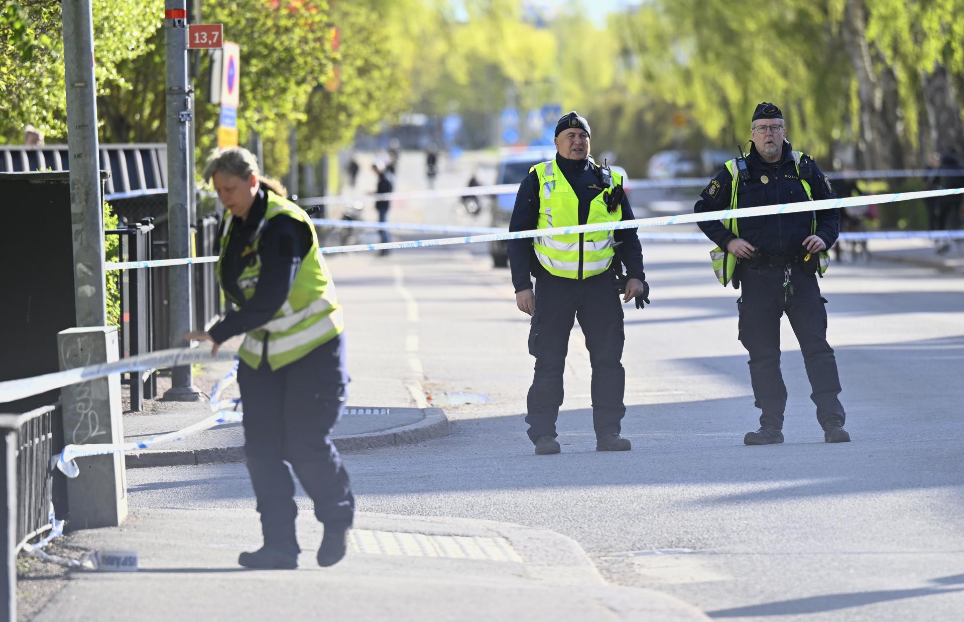 Policía en el lugar de los hechos al día siguiente de un tiroteo en la plaza Vaksala en el centro de Uppsala, Suecia, el 30 de abril de 2025. Según la policía, se confirmó la muerte de tres personas tras un tiroteo el 29 de abril, que está siendo investigado como un asesinato. (Suecia) EFE/EPA/FREDRIK SANDBERG SWEDEN OUT
```