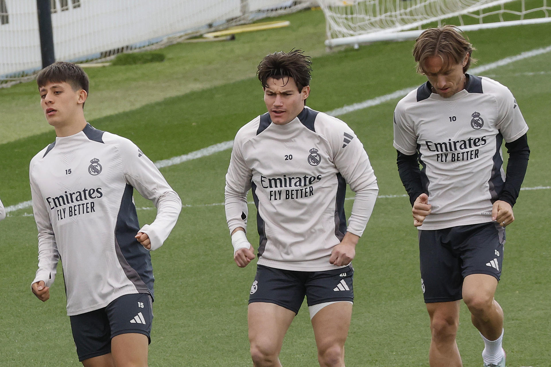 (izda a dcha) Los jugadores del Real Madrid Arda Guler, Fran García y Luka Modric en el entrenamiento celebrado este martes en la Ciudad Deportiva de Valdebebas, en la víspera del partido de vuelta de cuartos de final de la Liga de Campeones ante el Arsenal. EFE/ J.P.Gandul
