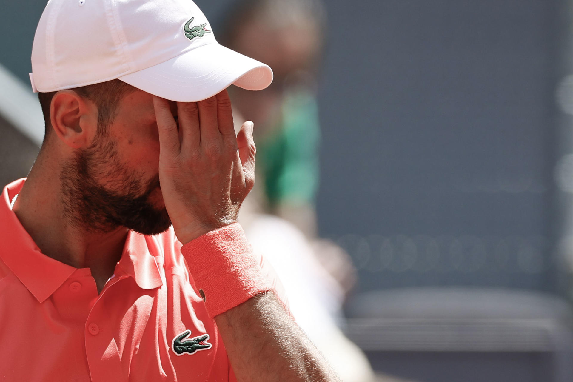 El tenista serbio Novak Djokovic en su partido esta semana ante el italiano Matteo Arnaldi, en la Caja Mágica en la capital de España. EFE/ Chema Moya