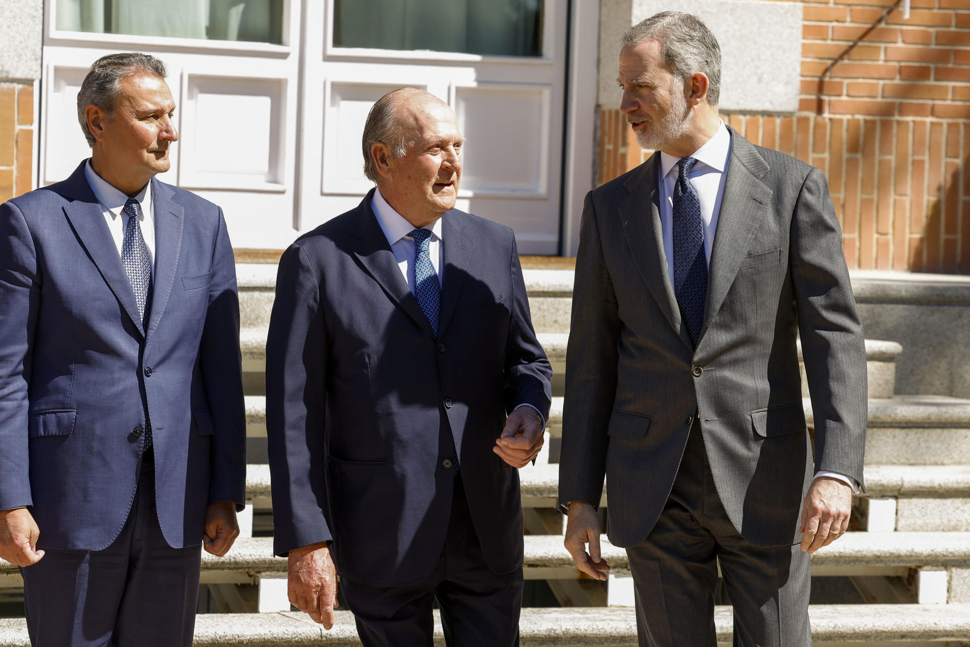 El rey Felipe VI recibe en audiencia a los organizadores de la 43ª edición del Salón Internacional del Automóvil de Barcelona, junto con los principales presidentes del sector este jueves en el palacio de la Zarzuela en Madrid. EFE/ Juan Carlos Hidalgo