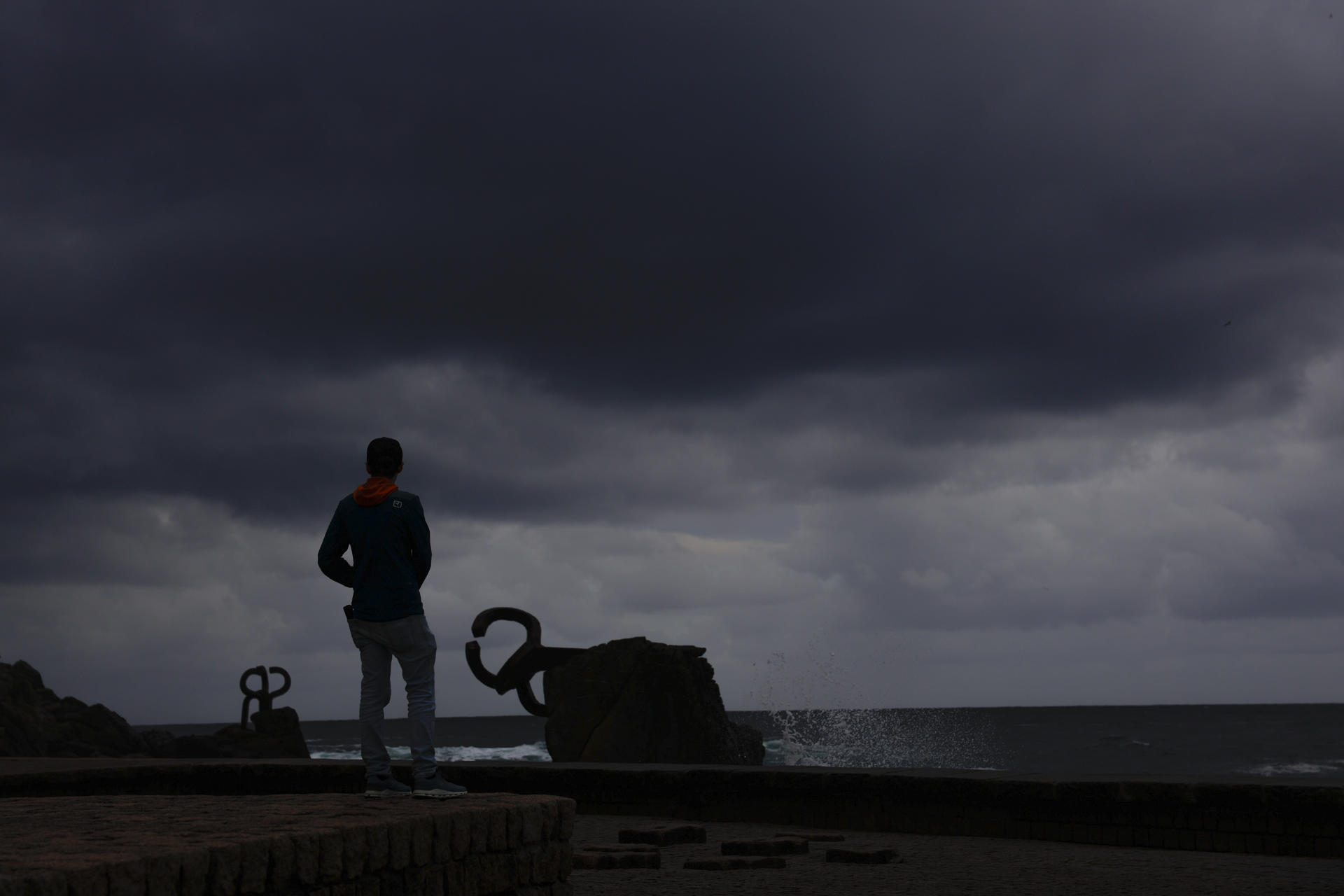 Un hombre observa el Peine del Viento de San Sebastián. EFE/Juan Herrero