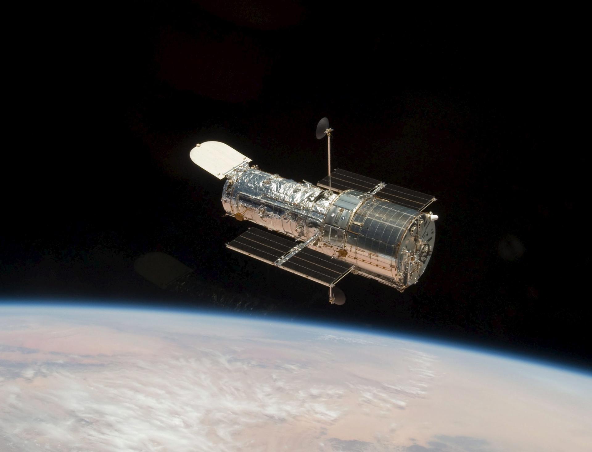 Fotografía de archivo cedida por la NASA, tomada por un miembro de la tripulación del STS-125 (Misión de prestación de servicios al Telescopio Espacial Hubble) en el transbordador espacial Atlantis, que muestra el telescopio Hubble en la órbita del planeta Tierra. EFE/NASA