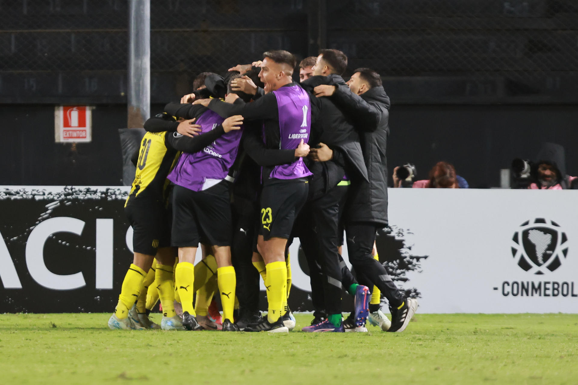 Jugadores de Peñarol celebran un gol de Alexander Machado en un partido de la fase de grupos de la Copa Libertadores. EFE/ Gastón Britos