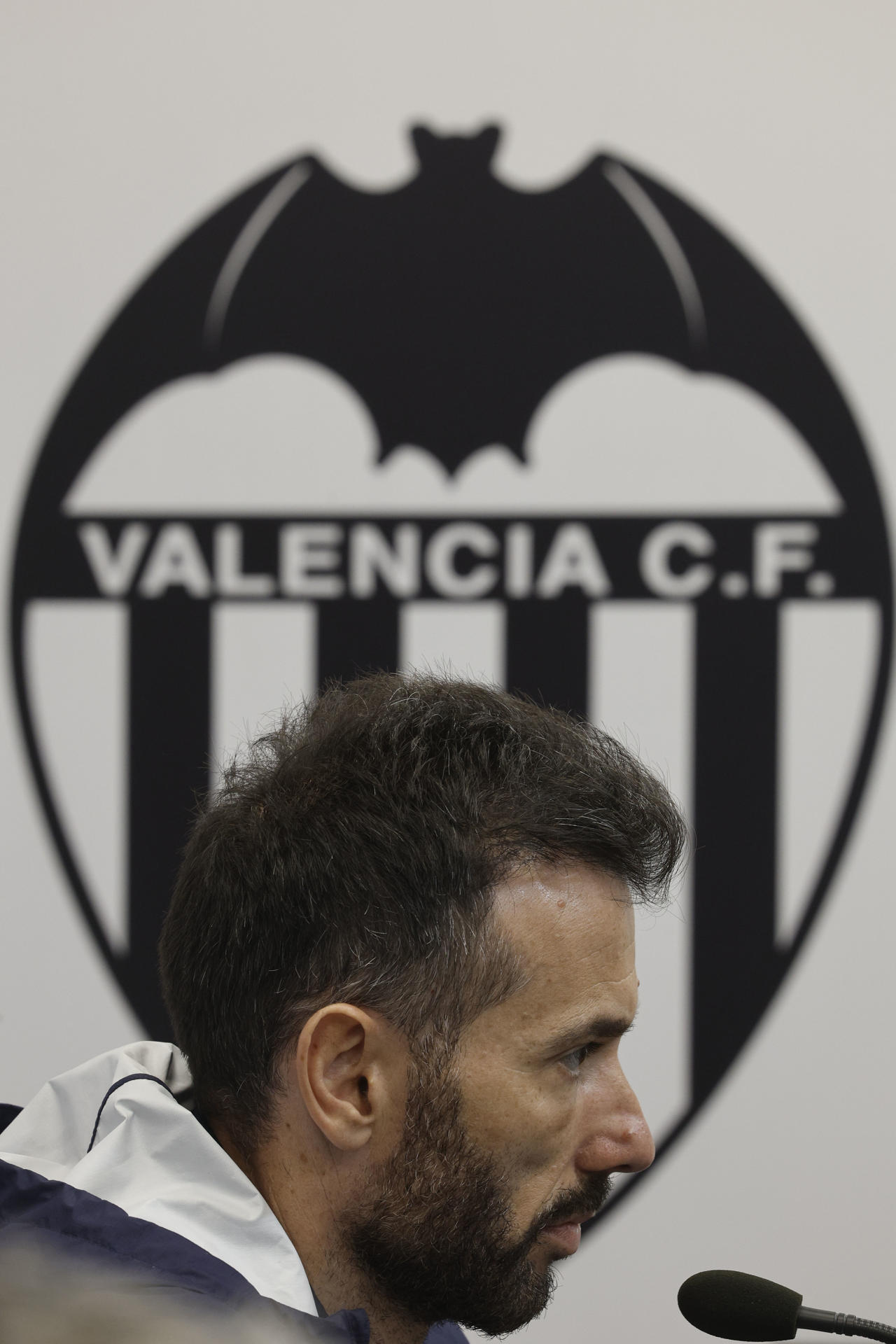 El técnico del Valencia, Carlos Corberán, en las instalaciones del club en Paterna este viernes. EFE/ Kai Försterling