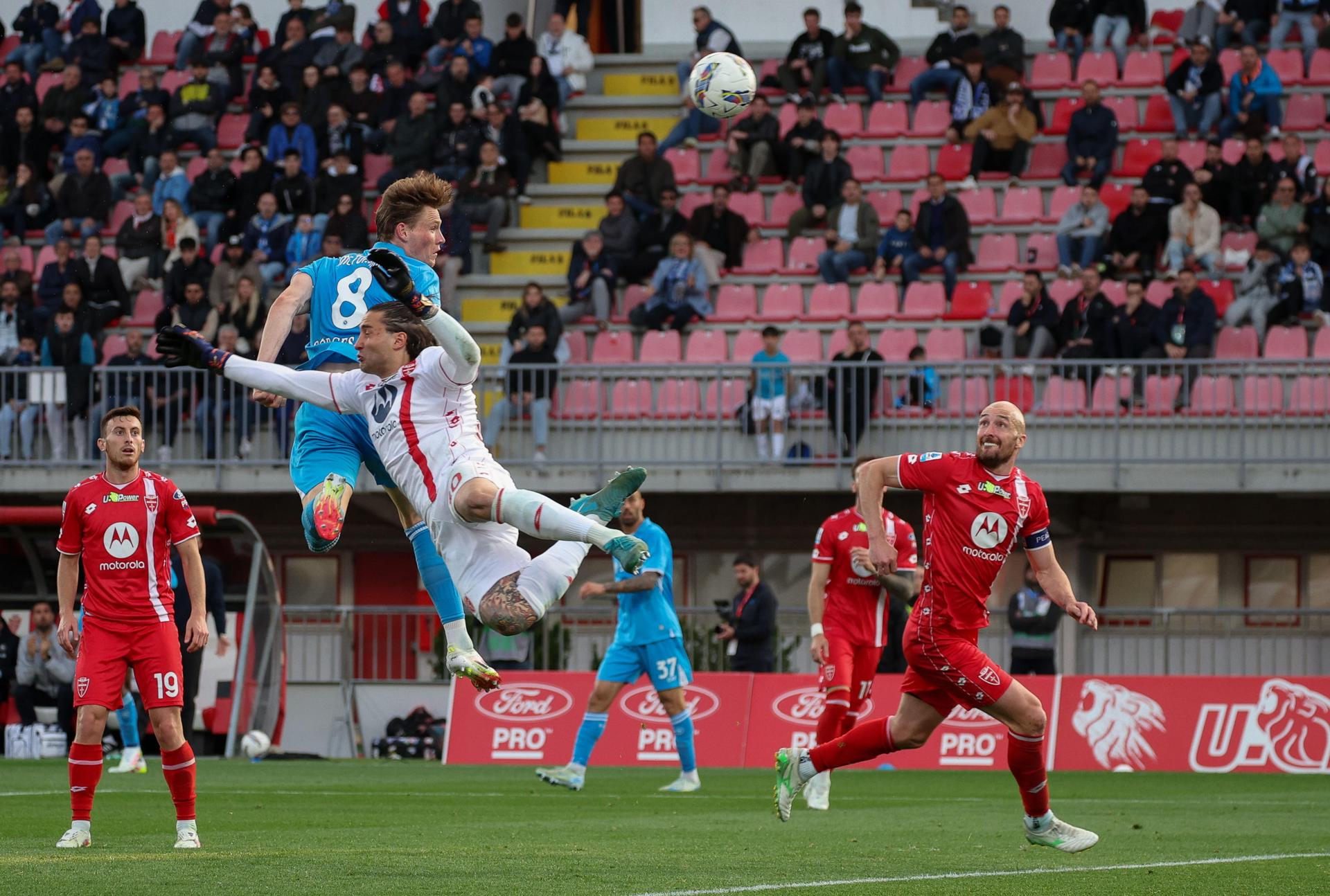 El jugador del SSC Napoli Scott McTominay marca de cabeza durante el partido de la Serie A que han jugado AC Monza y SSC Napoli en el U-Power Stadium en Monza, Itali.) EFE/EPA/ROBERTO BREGANI