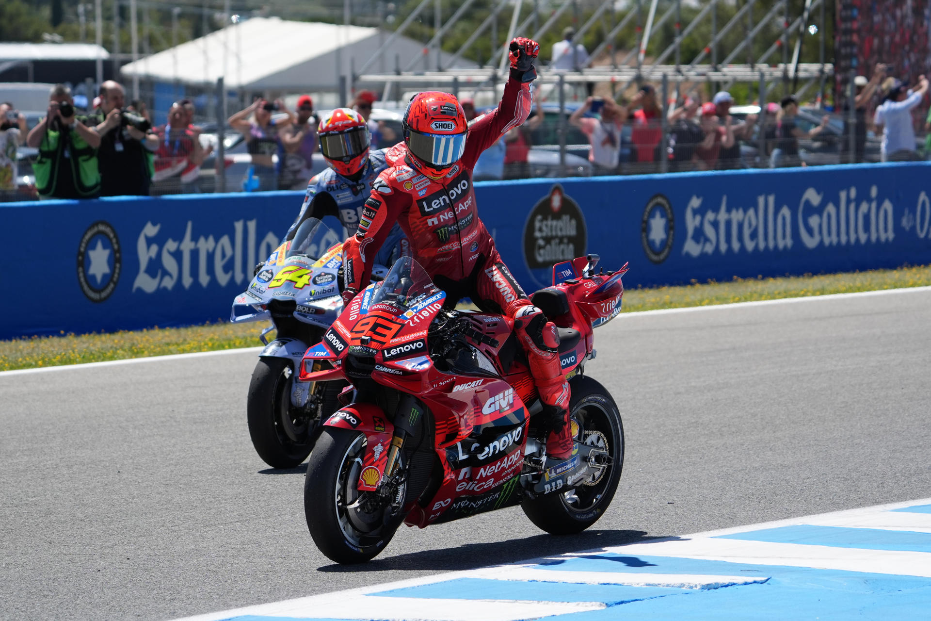 Los pilotos Marc Márquez (Ducati Desmosedici GP25) (d) y Alex Márquez (Ducati Desmosedici GP24)  tras quedar en primera y segunda posición, en la carrera al 'sprint' del Gran Premio de España de MotoGP en el circuito 'Ángel Nieto' de Jerez de la Frontera. EFE/ Román Ríos