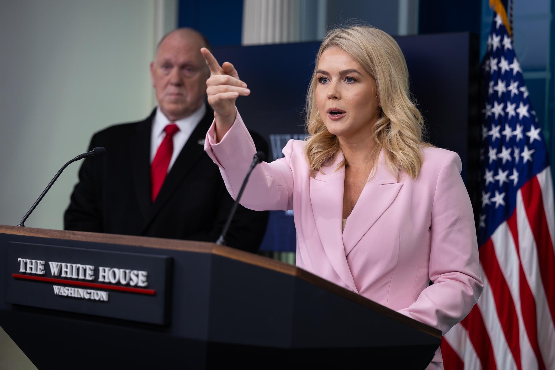El zar fronterizo de la Casa Blanca, Tom Homan, y la secretaria de prensa de la Casa Blanca, Karoline Leavitt, realizan una conferencia de prensa en la Casa Blanca en Washington, DC, EE.UU., el 28 de abril de 2025. EFE/FRANCIS CHUNG / POOL