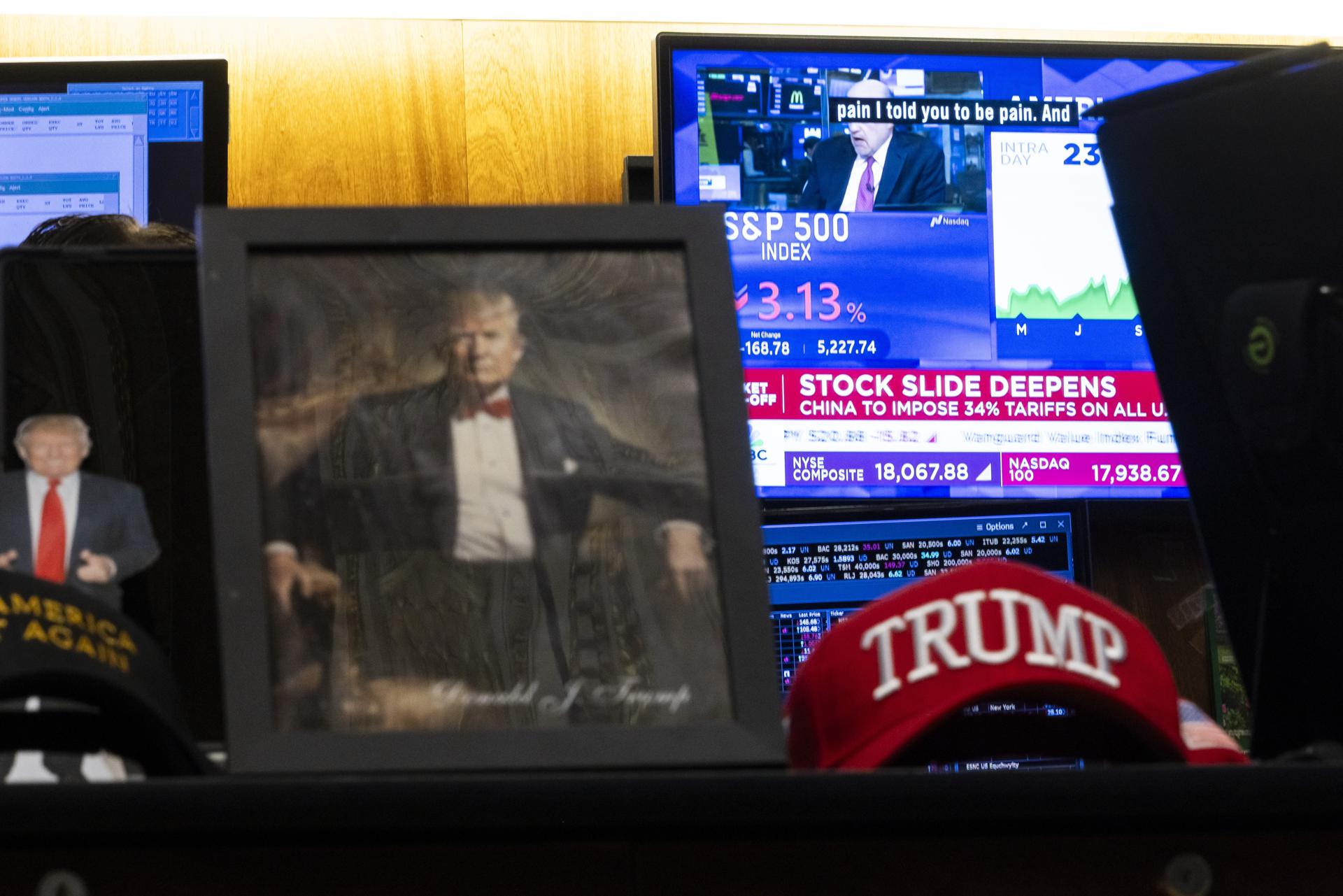 Imágenes del presidente de EE.UU., Donald Trump, en la Bolsa de Nueva York, EE.UU. EFE/JUSTIN LANE