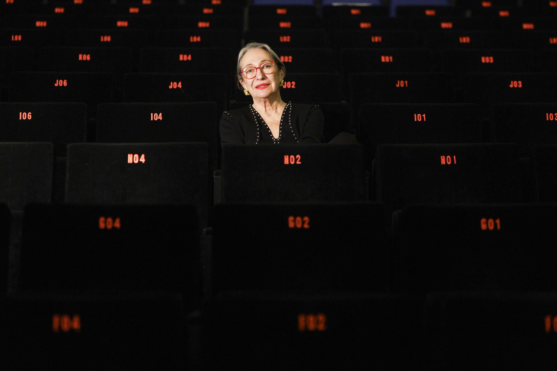 La actriz Luisa Gavasa, protagonista de "¡Caigan las rosas blancas!", la nueva película de la argentina Albertina Carri, en una entrevista a EFE afirma que "es una película que no se puede encasillar" en un género específico, "diferente, divertida, que, a través del humor y de situaciones muy locas, va contando y defendiendo muchas cosas". EFE/Sergio Pérez