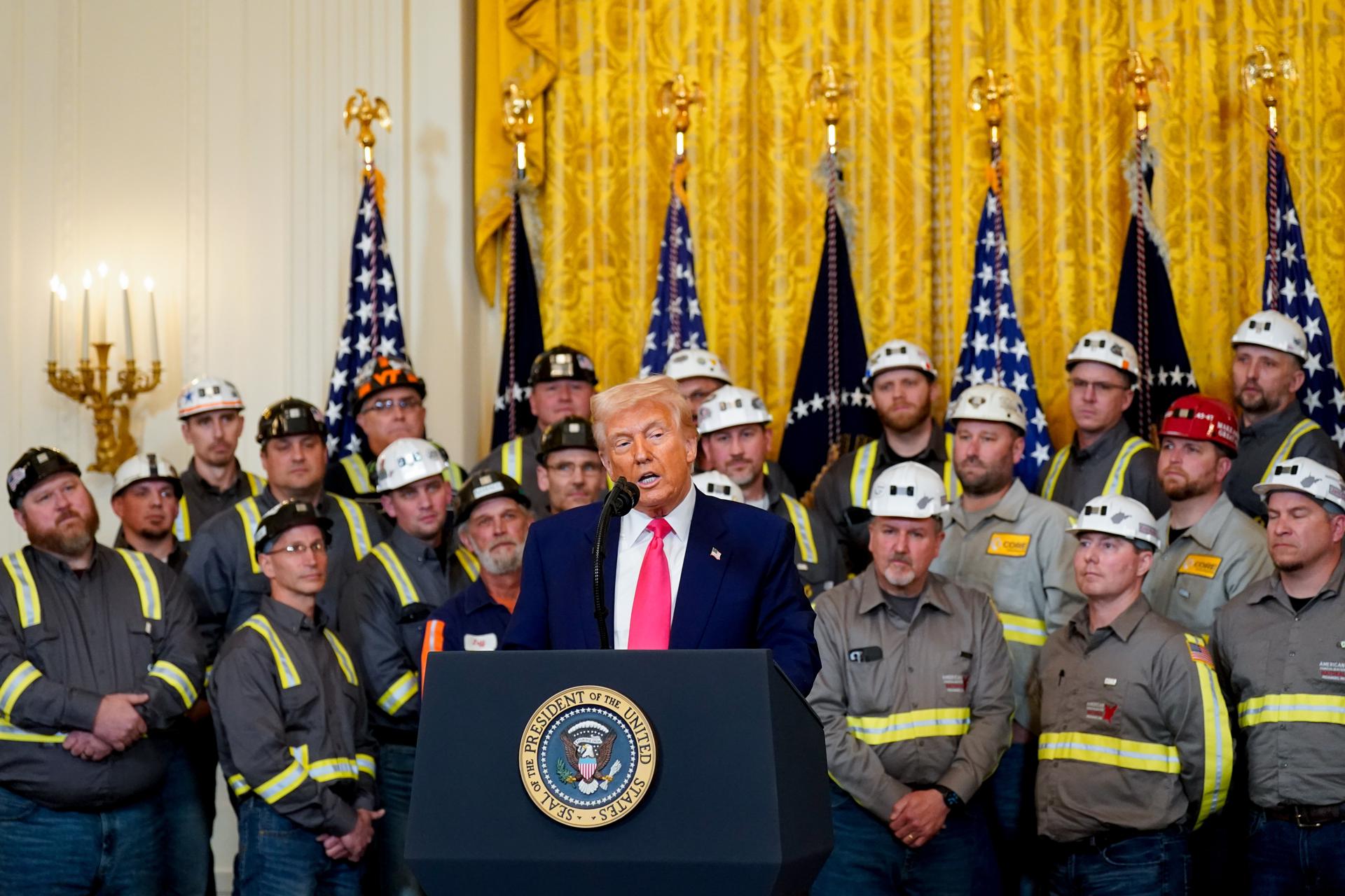 Fotografía de archivo del presidente de EE.UU., Donald Trump (C). EFE/EPA/ALEXANDER DRAGO / POOL