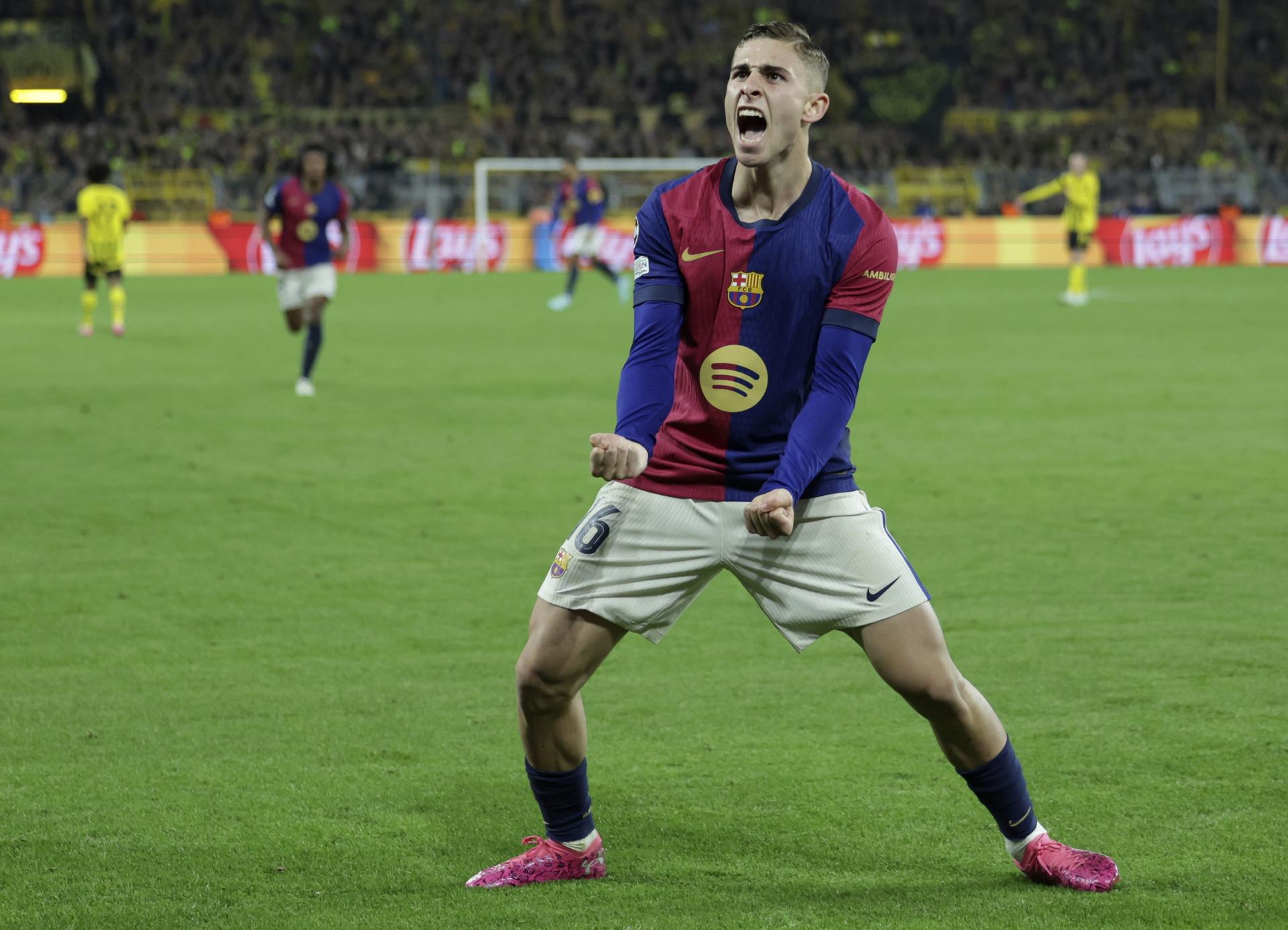 Fermin Lopez celebra un autogol durante el partido de de vuelta de cuartos de final de la UEFA Champions League entre Borussia Dortmund y FC Barcelona, en Dortmund, Alemania. EFE/EPA/CHRISTOPHER NEUNDORF