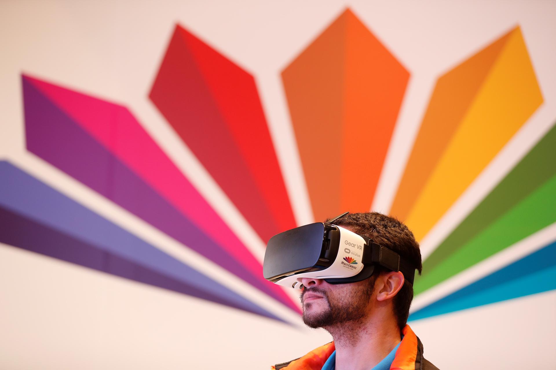 Imagen de archivo de una persona probando unas gafas de Realidad Virtual durante una exposición de Inteligencia Artificial (IA). EFE/ Nic Bothma