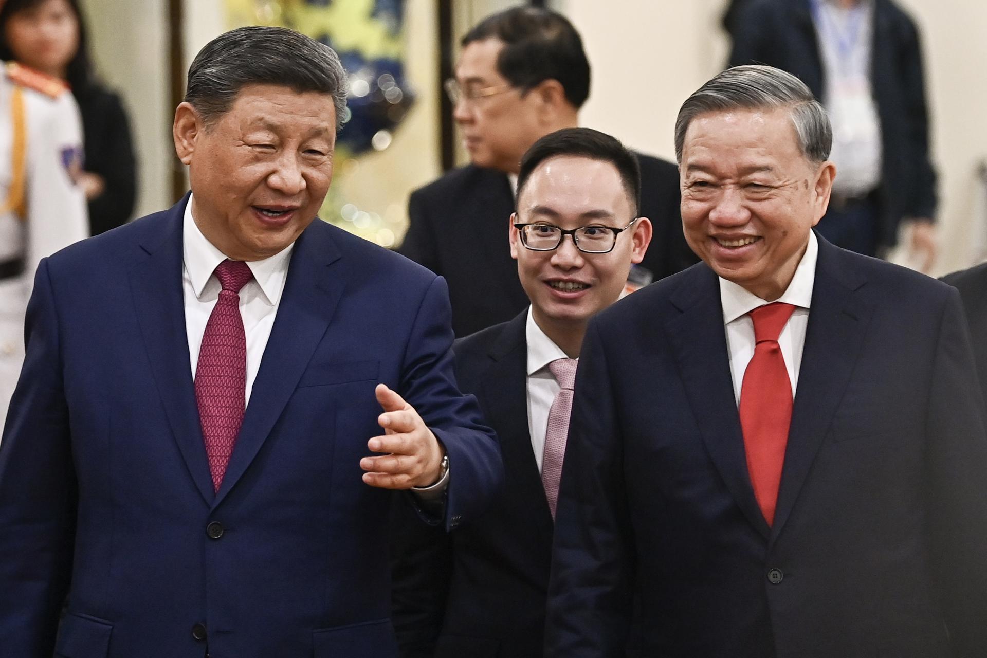 Hanoi (Vietnam), 14/04/2025.- Vietnam's Communist Party General Secretary To Lam (R) and China's President Xi Jinping (L) leave after their meeting at the Office of the Party Central Committee in Hanoi, Vietnam, 14 April 2025. The Chinese president is on a state visit to Vietnam from 14 to 15 April 2025. EFE/EPA/NHAC NGUYEN / POOL