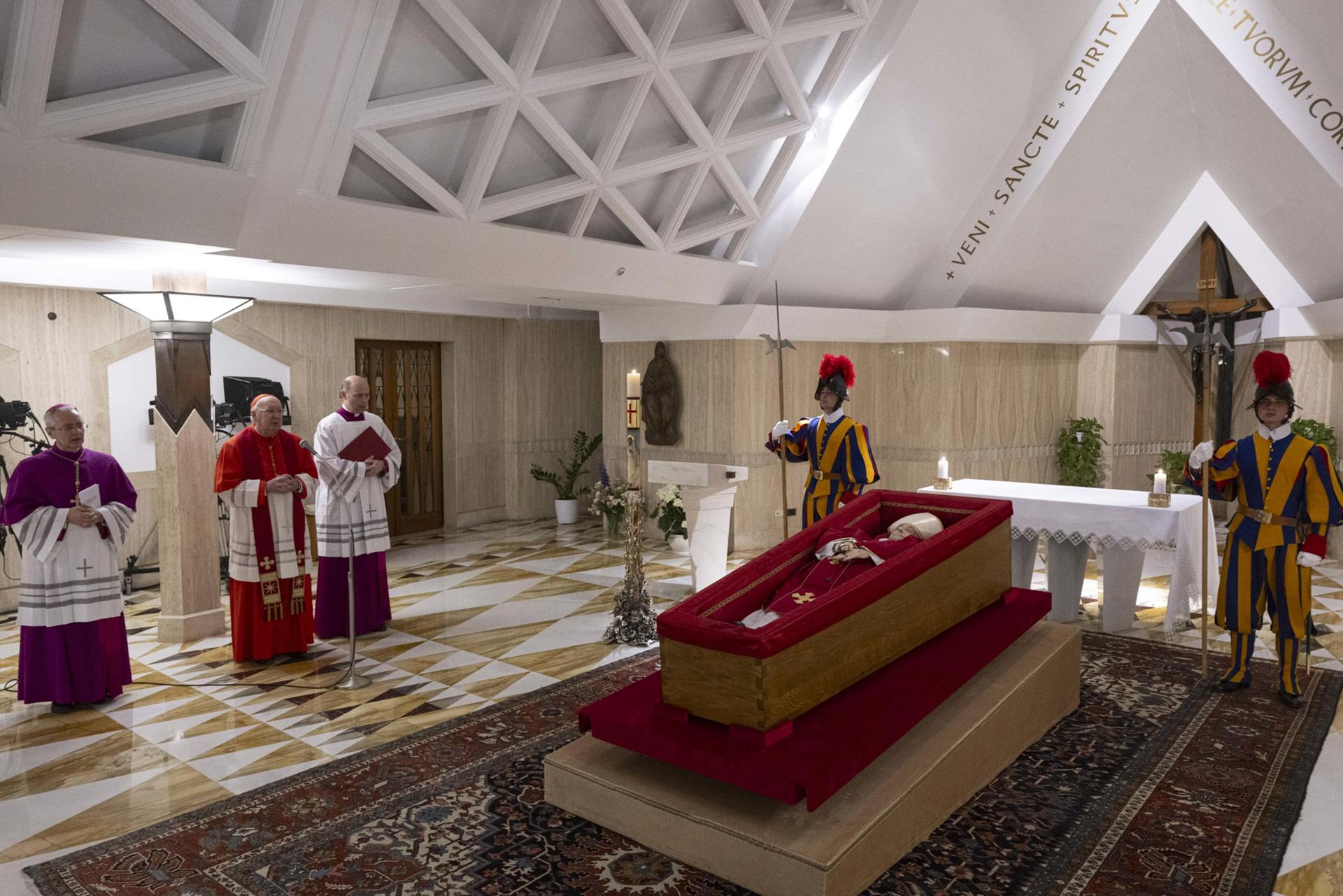 Fotografía facilitada este martes, 22 de abril,por Medios del Vaticano en la que aparece el cardenal Kevin Joseph Farrell (2-i), frente al cuerpo del papa Francisco, durante el Ritual de la Confirmación de la Muerte del pontífice, en la Capilla de Santa Marta, en la Ciudad del Vaticano, el 21 de abril de 2025. EFE/Medios del Vaticano